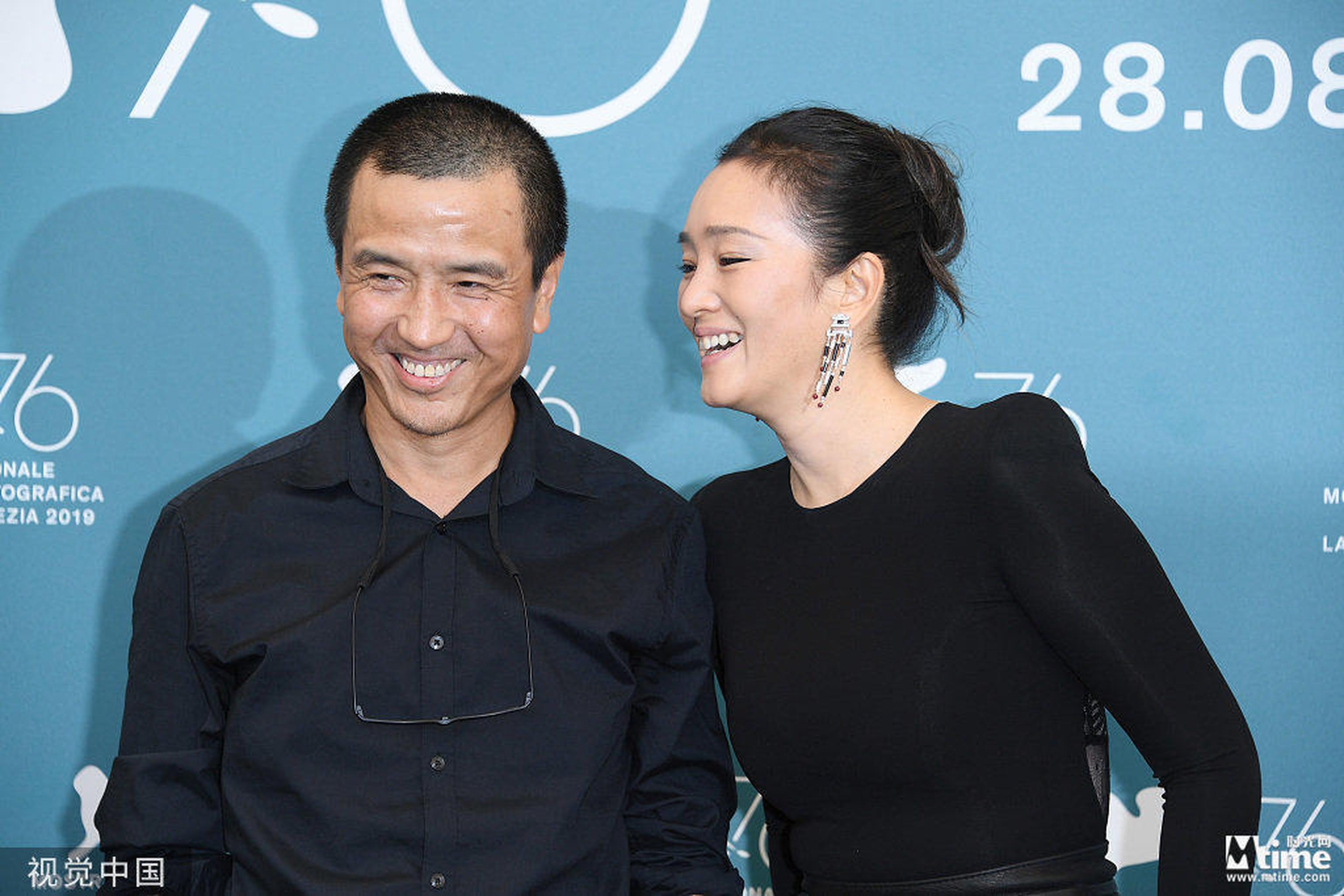 2019年，《兰心大剧院》威尼斯电影节，巩俐和导演娄烨相谈甚欢