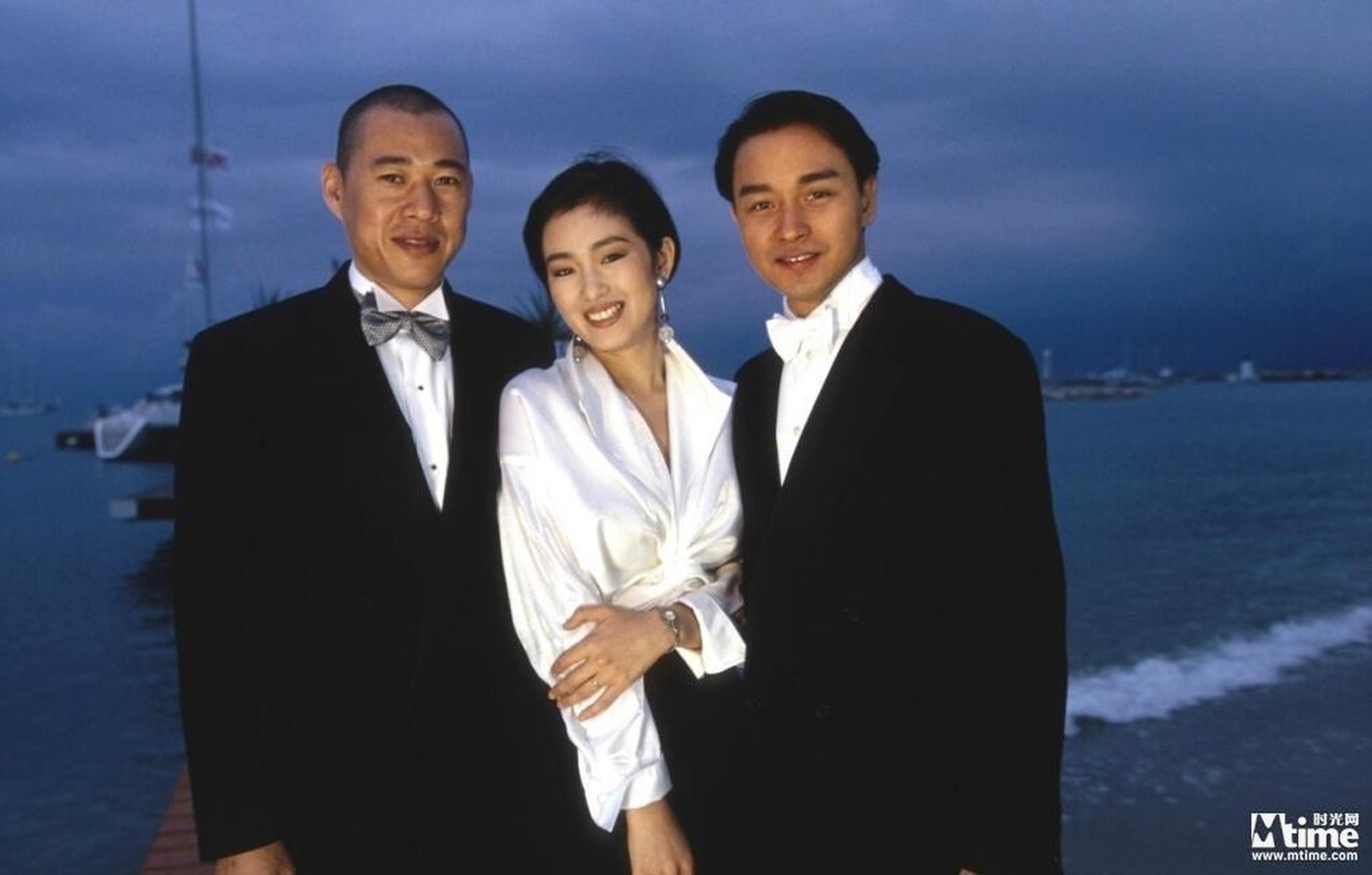 1993年，《霸王别姬》剧组亮相戛纳电影节，巩俐与张丰毅、张国荣在戛纳海滩