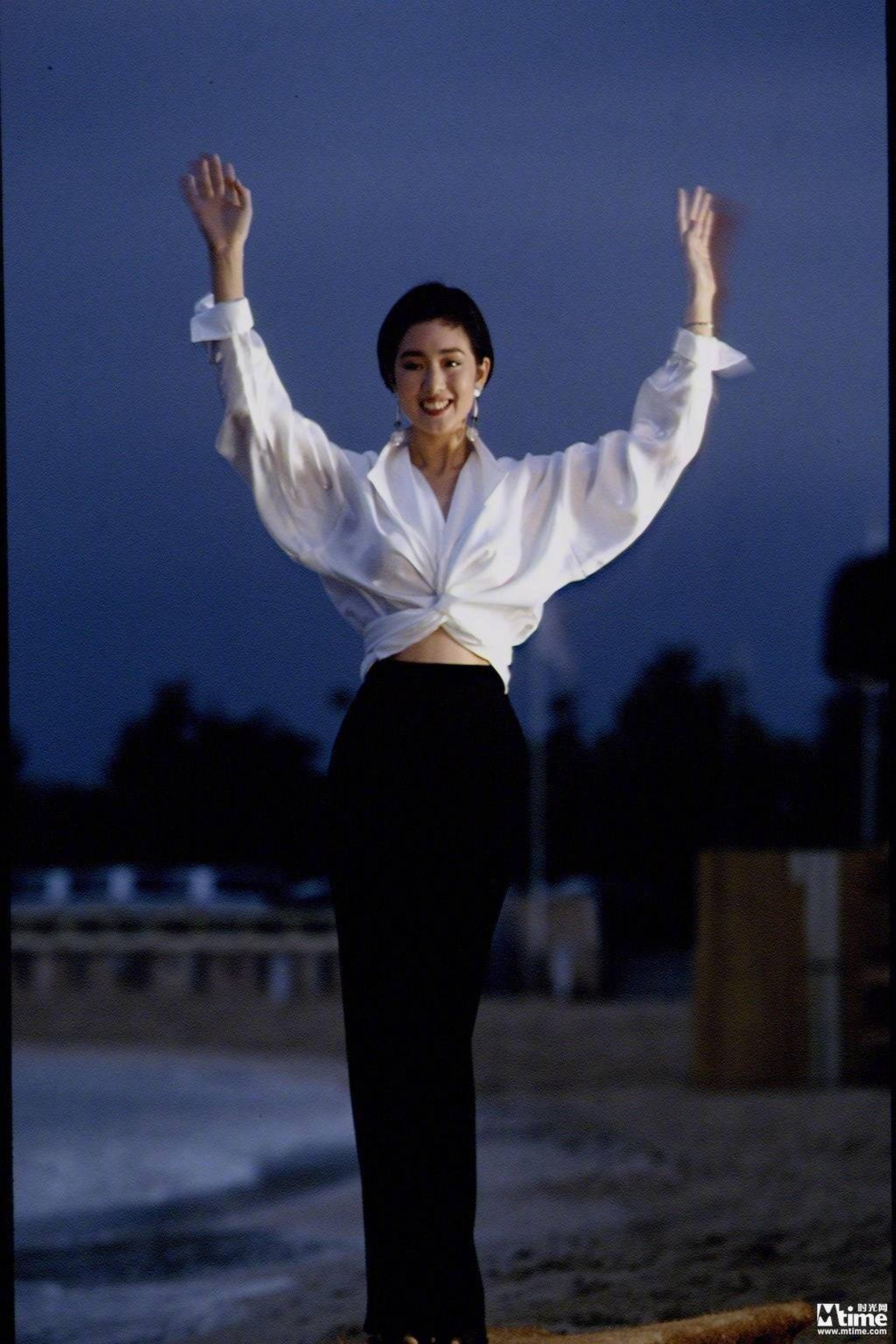 1993年，《霸王别姬》主演巩俐在戛纳海滩留下经典照片