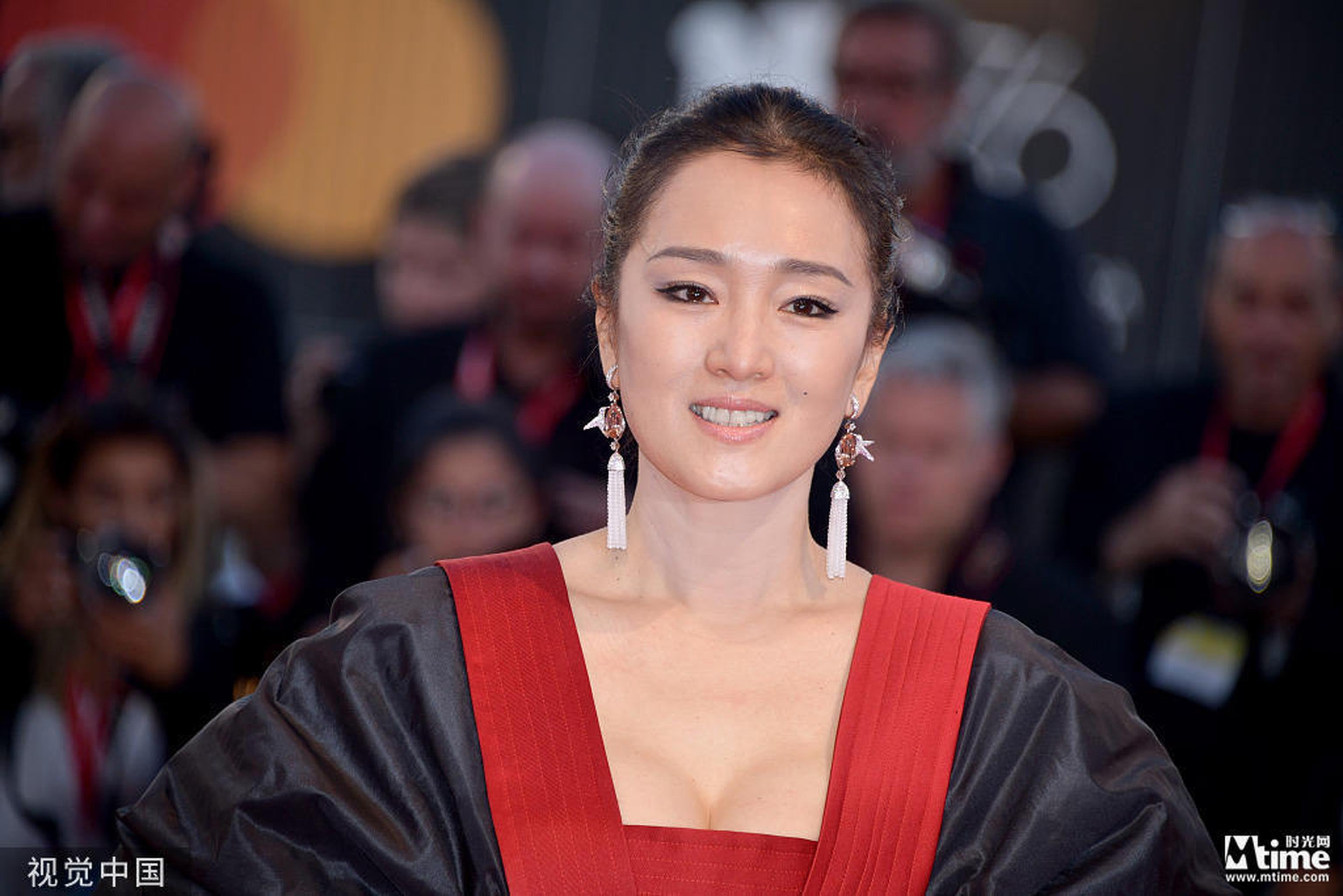 2019年，《兰心大剧院》威尼斯电影节首映礼，巩俐女王范儿十足