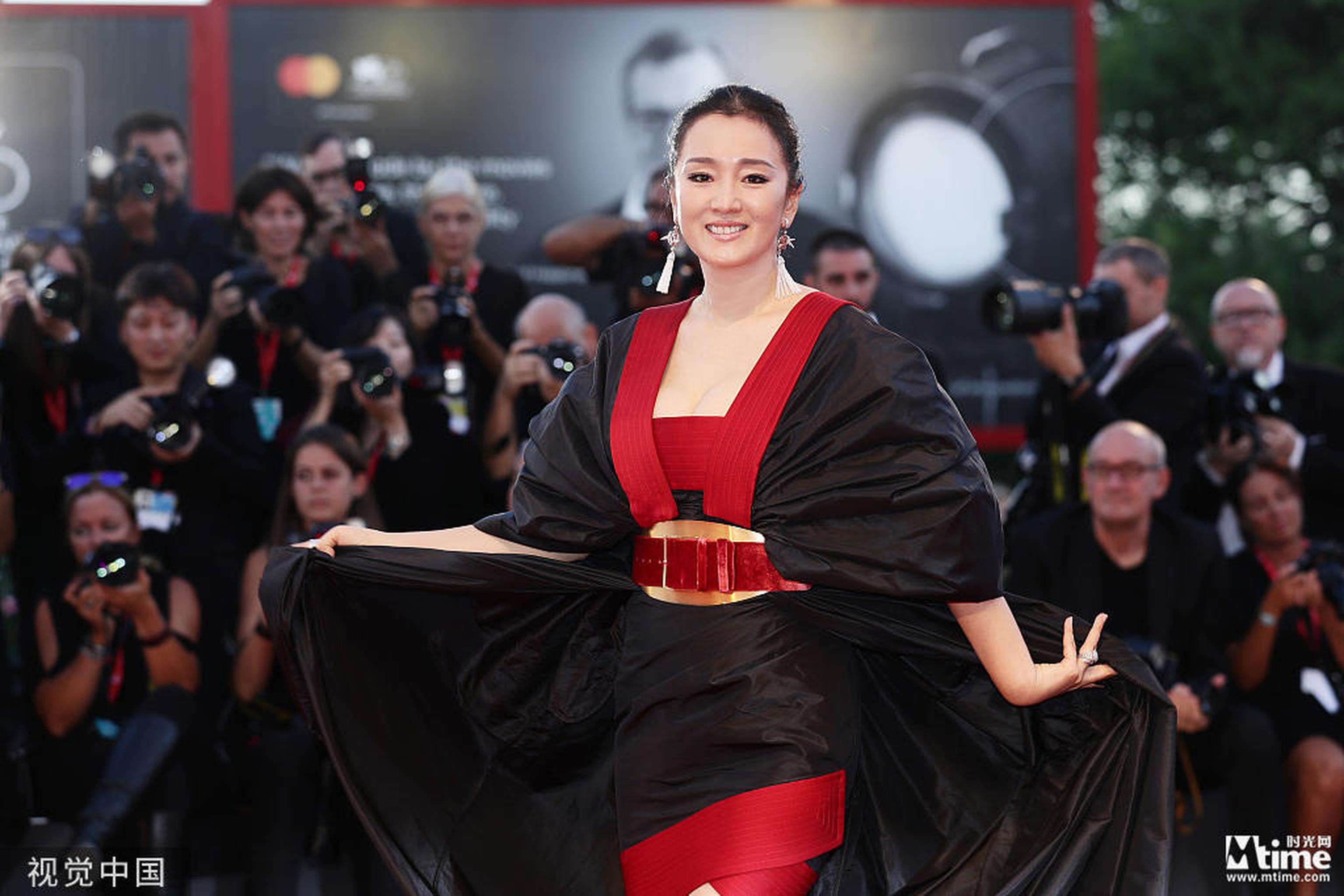 2019年，《兰心大剧院》威尼斯电影节首映礼，巩俐女王范儿十足