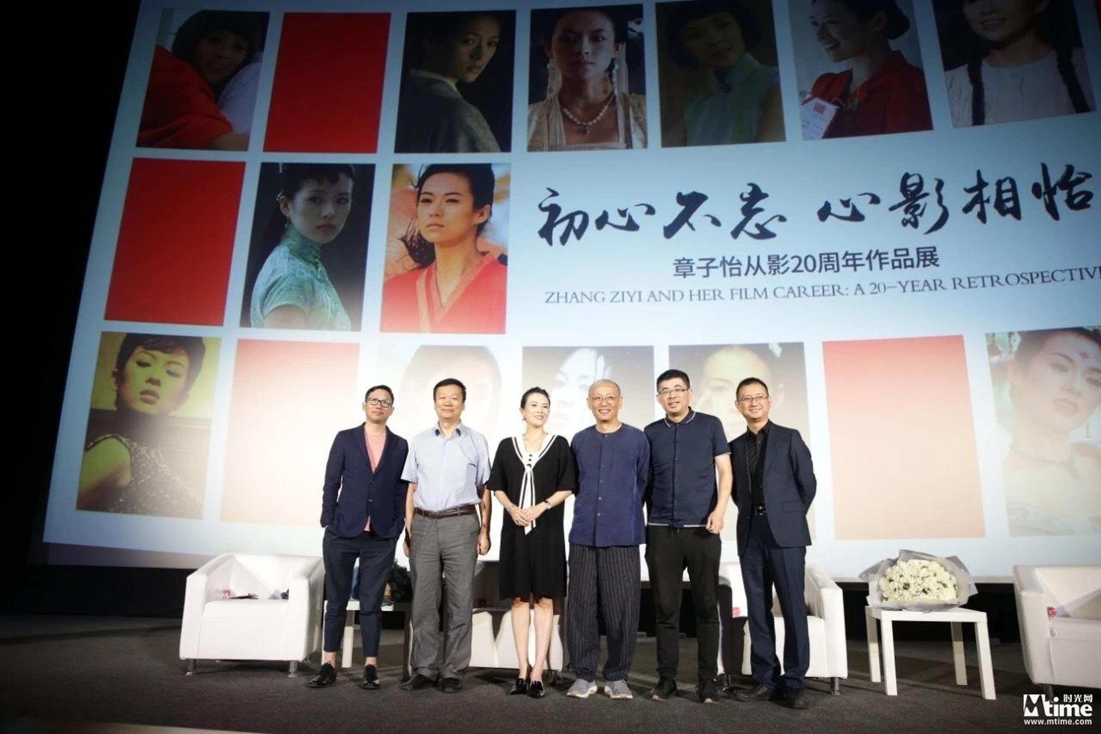 章子怡亮相“从影20周年作品展”