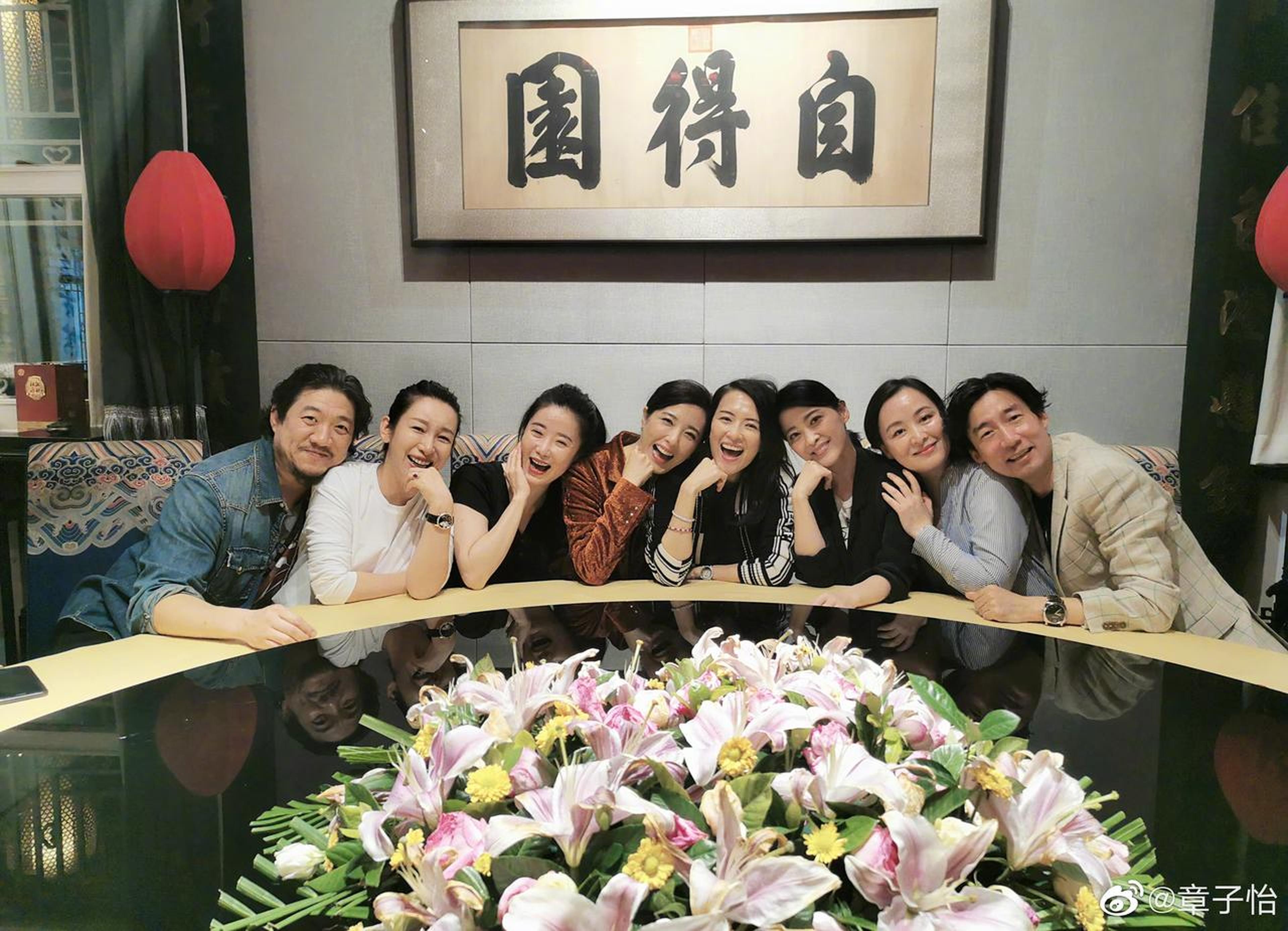 章子怡在微博中写道：“中戏部分同学聚会，1996年至今我们早已相识超过23载！满满的回忆，情谊无价！”