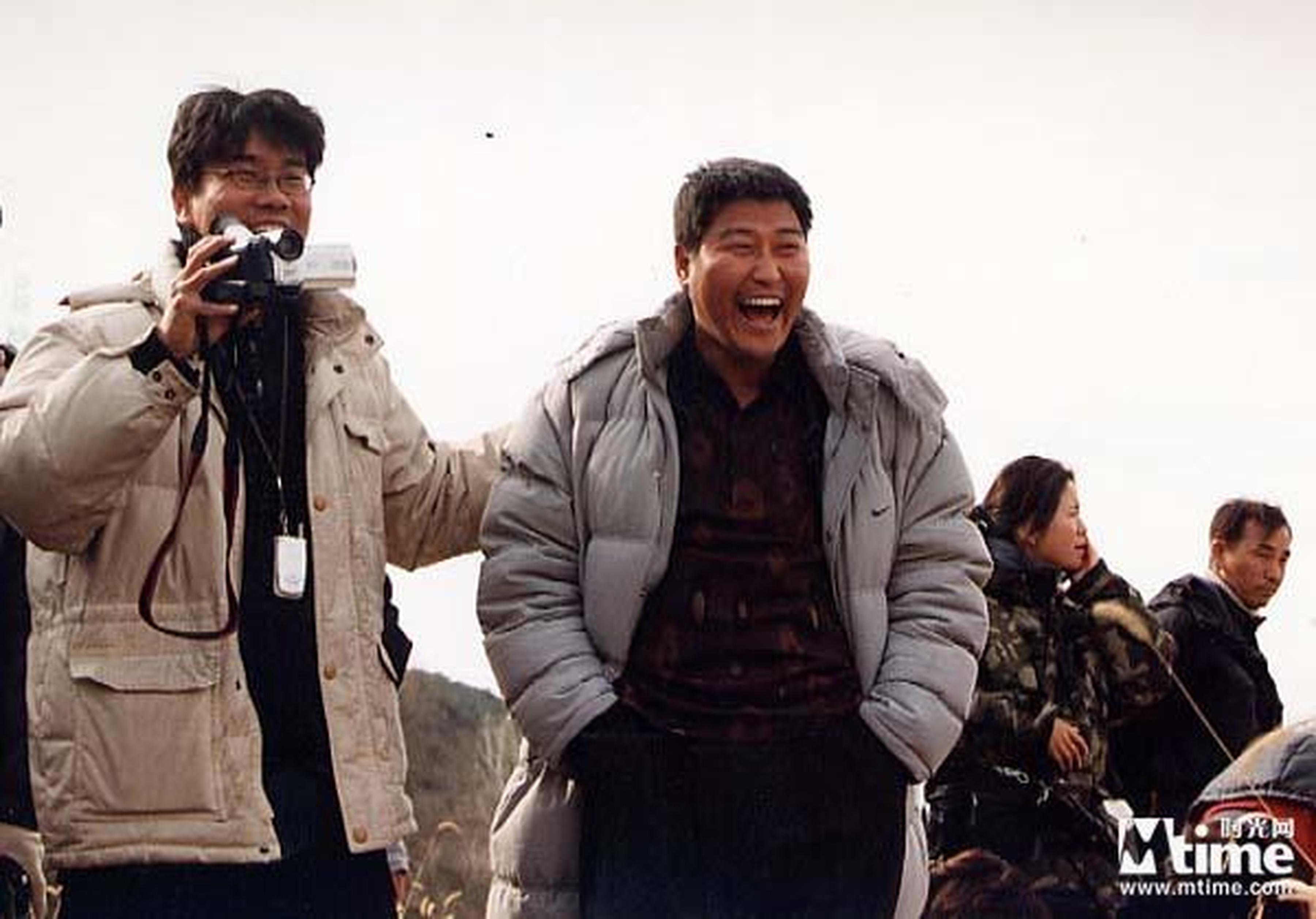 奉俊昊和宋康昊在片场