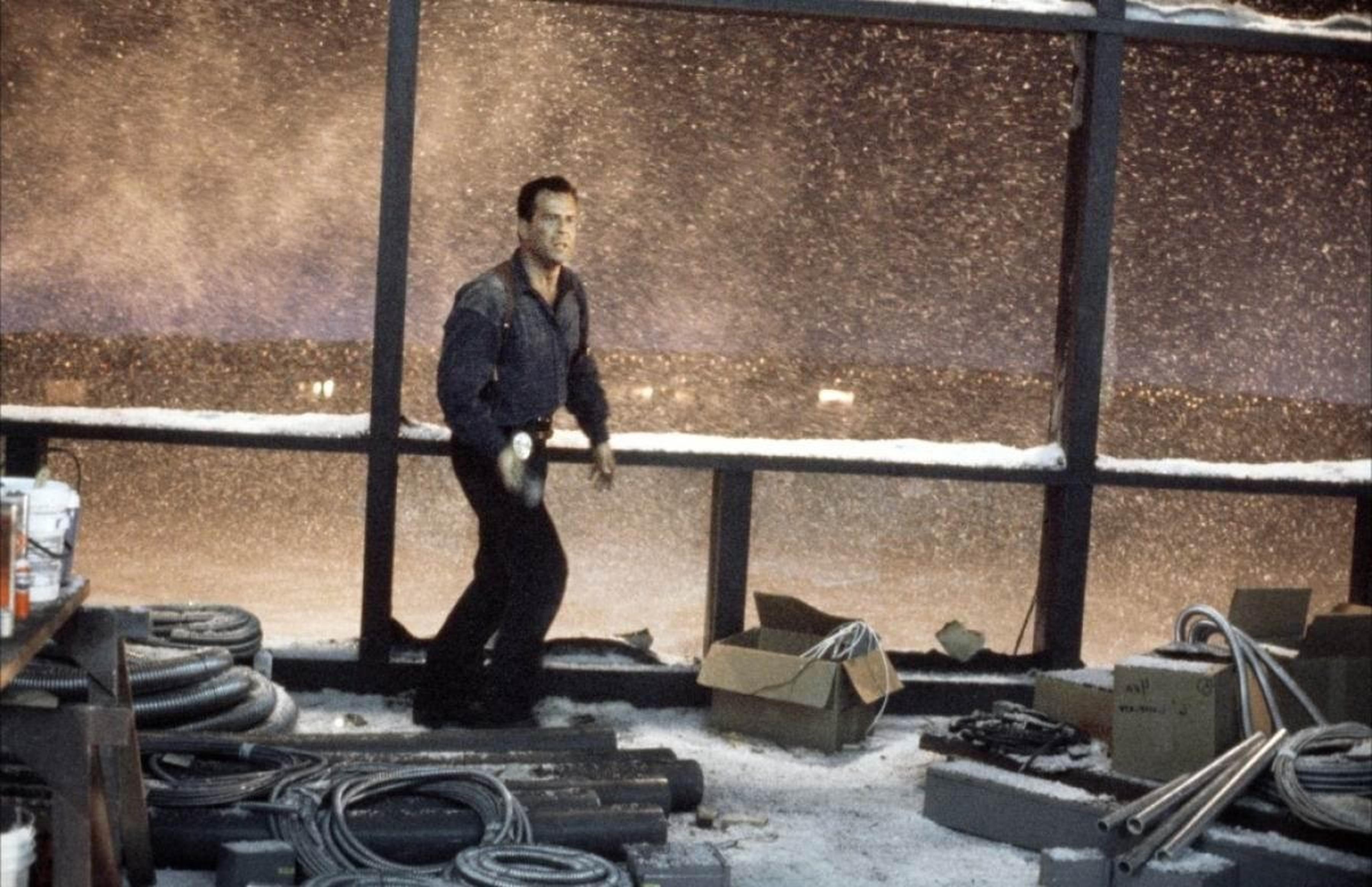 Top3：《虎胆龙威2》（1990）布鲁斯·威利斯主演，本片的情节安排颇具巧思，高潮一波接一波，在机场内外的有限空间中发挥出强烈的戏剧张力，动作场面拍得相当刺激。