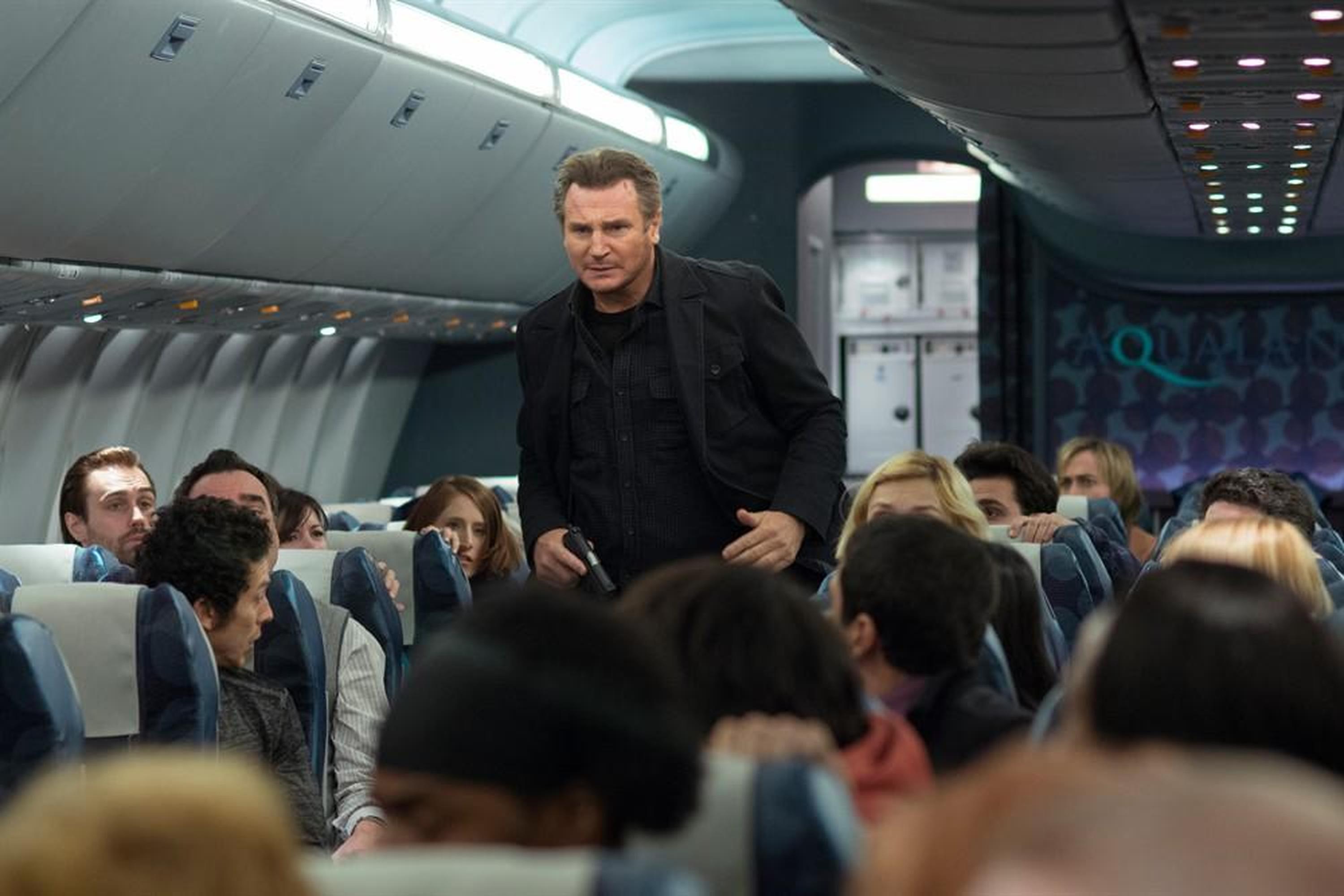 Top6：《空中营救》 (2014)连姆·尼森饰演一位空警。在从纽约直飞伦敦的飞机上，他收到一系列神秘短信，要求政府向一个秘密账户转账1.5亿美元，否则就会每隔20分钟杀死一名航班上的乘客，正邪双方由此在四万英尺的高空上展开了智力与武力的双重对决。