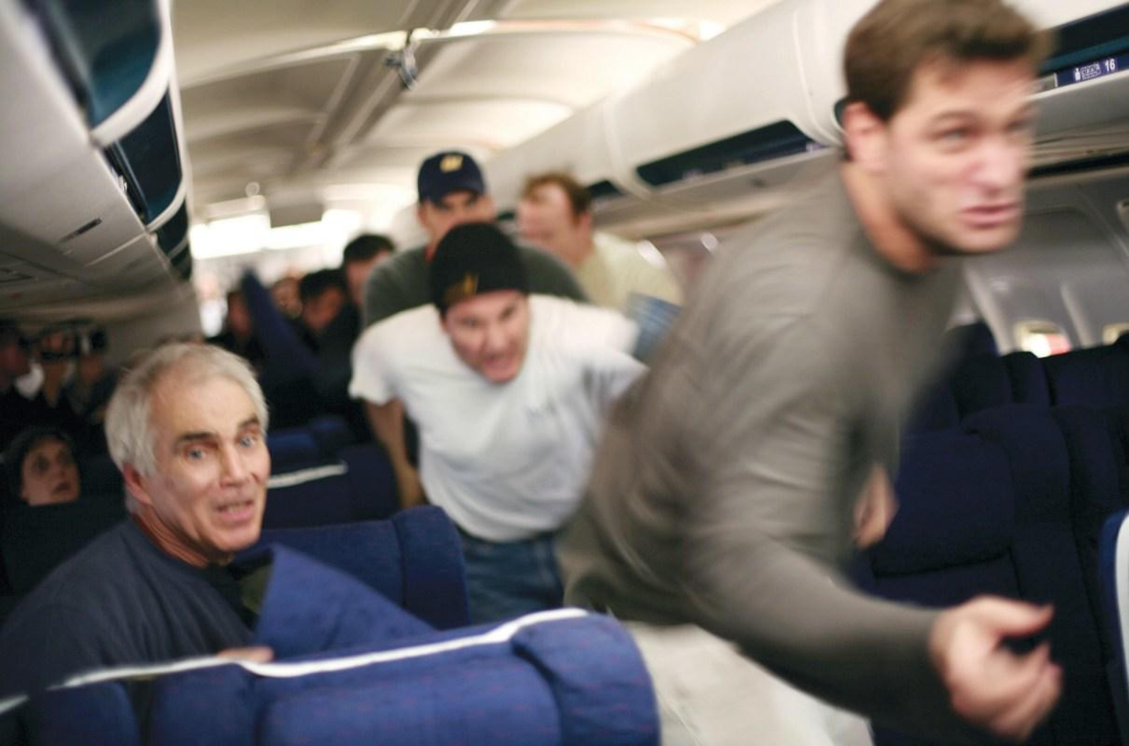 Top7：《颤栗航班93》(2006)导演：保罗·格林格拉斯 改编自真实事件，93航班航班上的恐怖分子本来打算把飞机用以袭击华盛顿。 然而机上所有乘客和工作人员却一致抗敌，力挽狂澜，以自己的牺牲保住了更多人的性命。