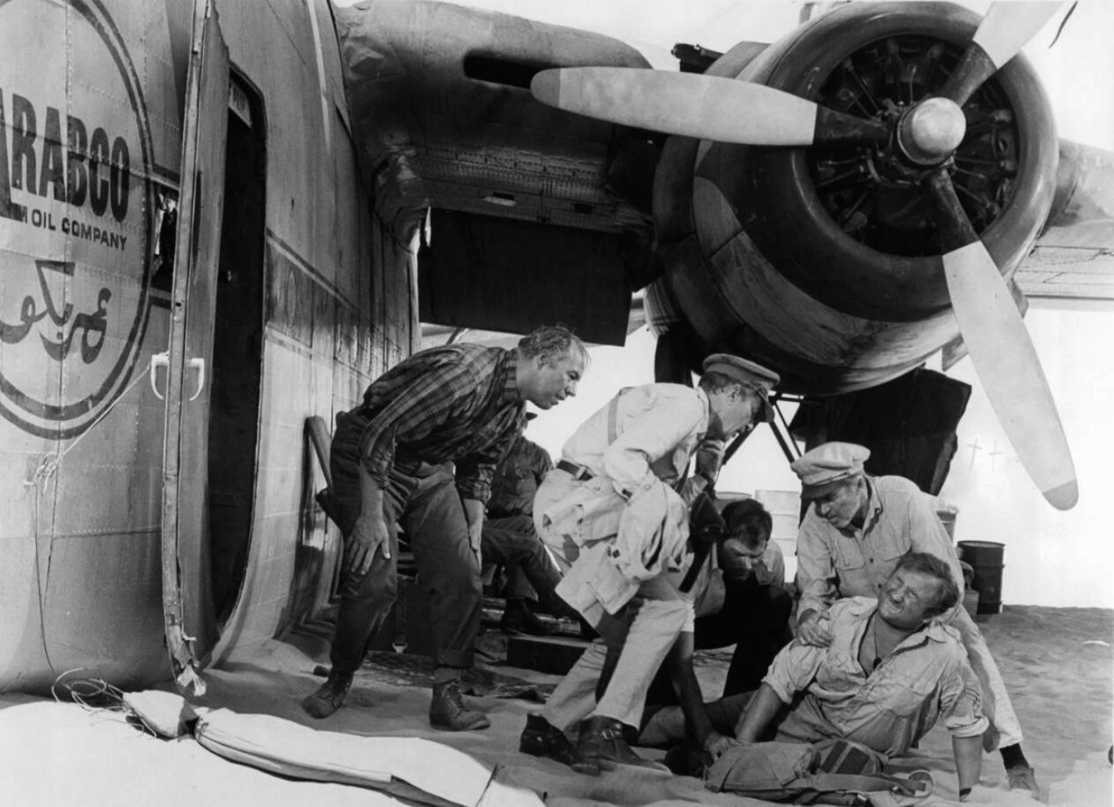Top27：《凤凰劫》（1965）一辆搭载油田工人的运输机因沙暴天气迫降在撒哈拉沙漠，机身受损，一名乘客称自己是飞机设计师，他建议把完好的机翼从机身上拆卸下来，然后以它为基础造一个小型飞机，逃出沙漠。不料灾难事件接连发生。