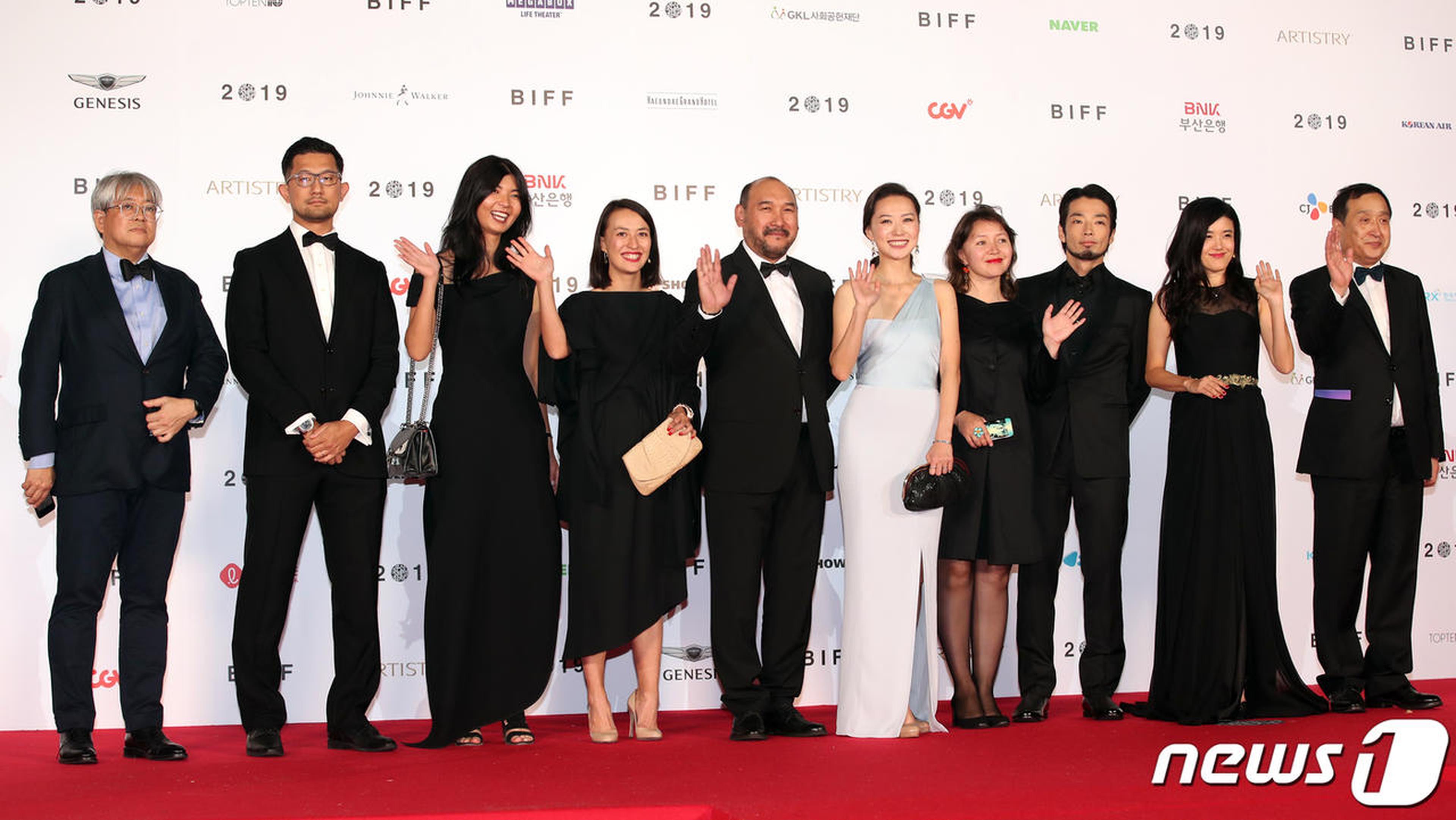 开幕片、哈萨克斯坦影片《偷马贼：时间之路》主创集体亮相