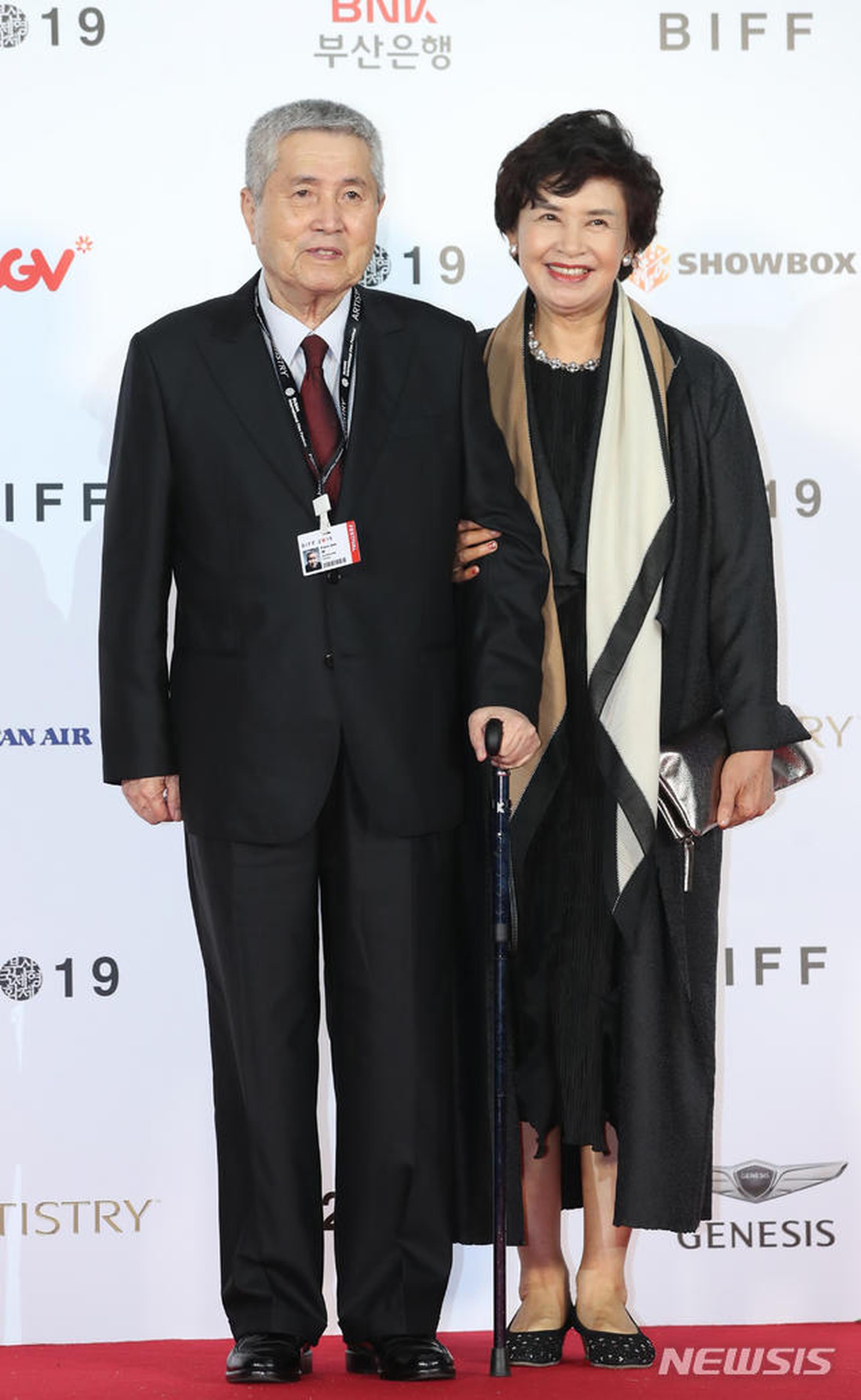 林权泽导演夫妇