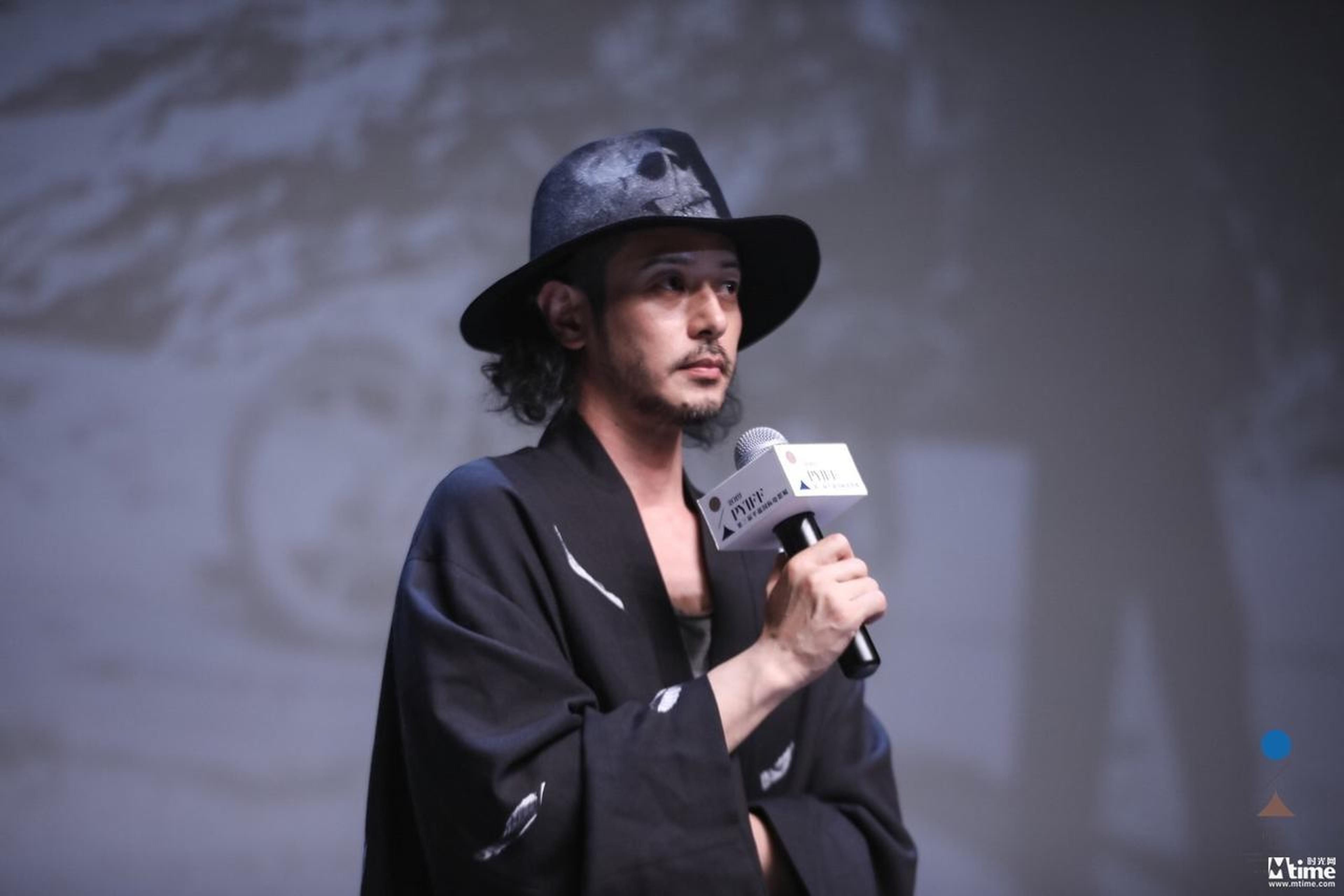 首映映前导赏，小田切让导演认真为大家介绍影片