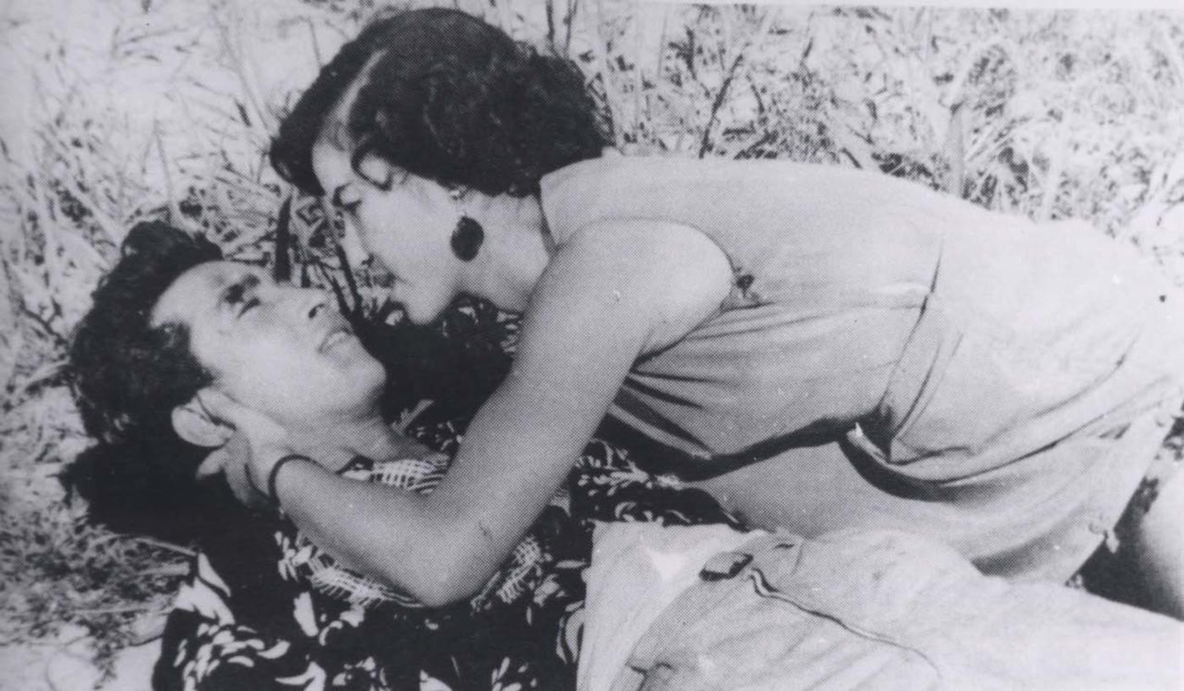 【1950-1960】《地狱花》（1958）导演申相玉。影片背景“美军基地村”很好地勾勒出上个世纪五十年代首尔地区混沌的面貌，片中的“洋公主”指带有西方混血的韩国女子，她们行为大胆，并赤裸裸地流露出自己的情欲，自然也成为“新女性”中不可或缺的组成部分。