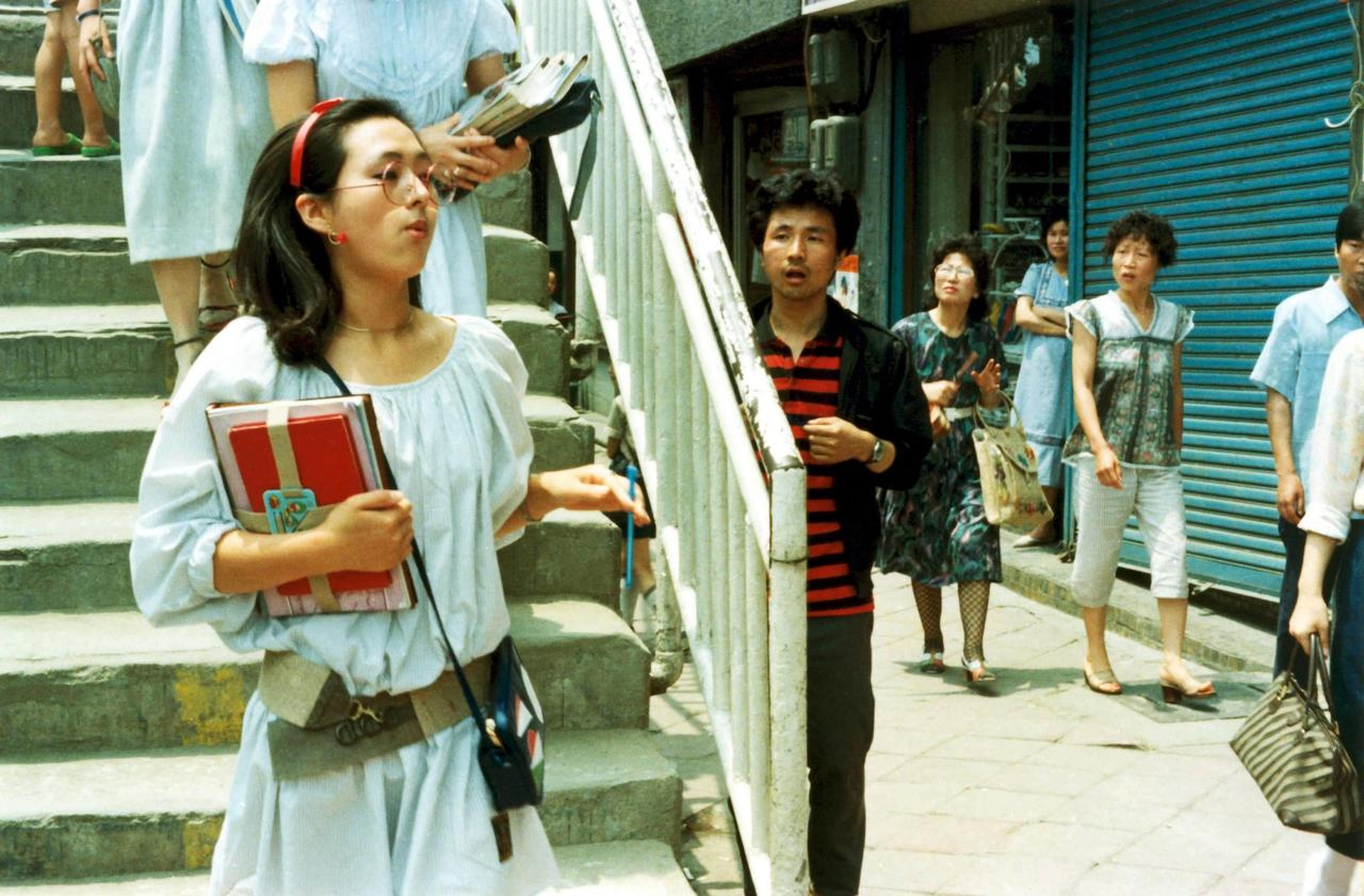 【1980-1990】《傻瓜宣言》(1983)导演李长镐。《傻瓜宣言》是一次电影形式上的全新尝试，同时也是上个世纪80年代韩国电影界不可多得的一部佳作。它完全推翻了现实主义的创作传统，运用大胆的想象力直观地表现了军人政权下整个社会的窒息感，并对资本主义外衣下的韩国社会做了犀利的肢解。该片在1984年捧得了芝加哥电影节最佳影片奖。