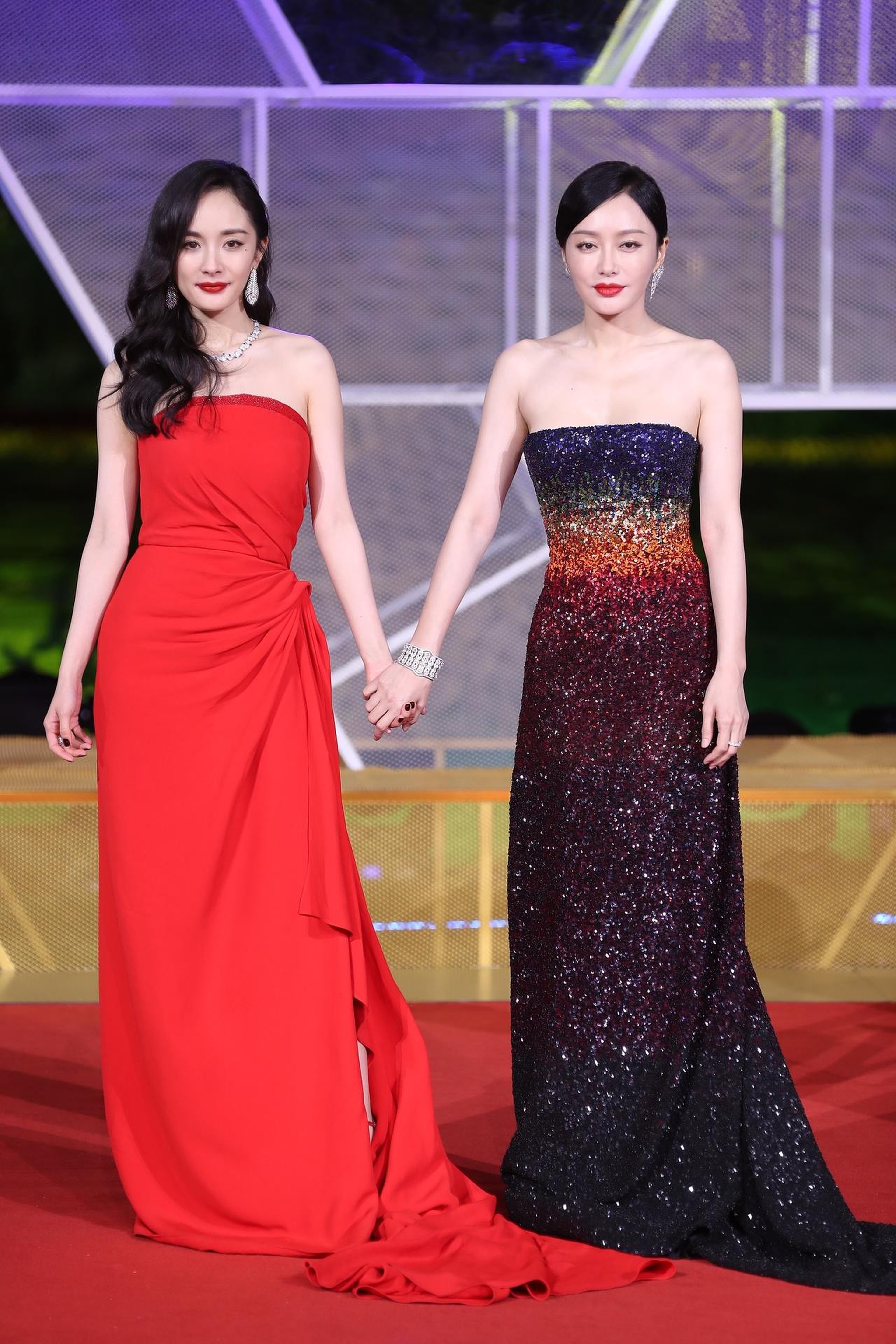 杨幂与秦岚亮相第28届金鸡百花电影节闭幕红毯
