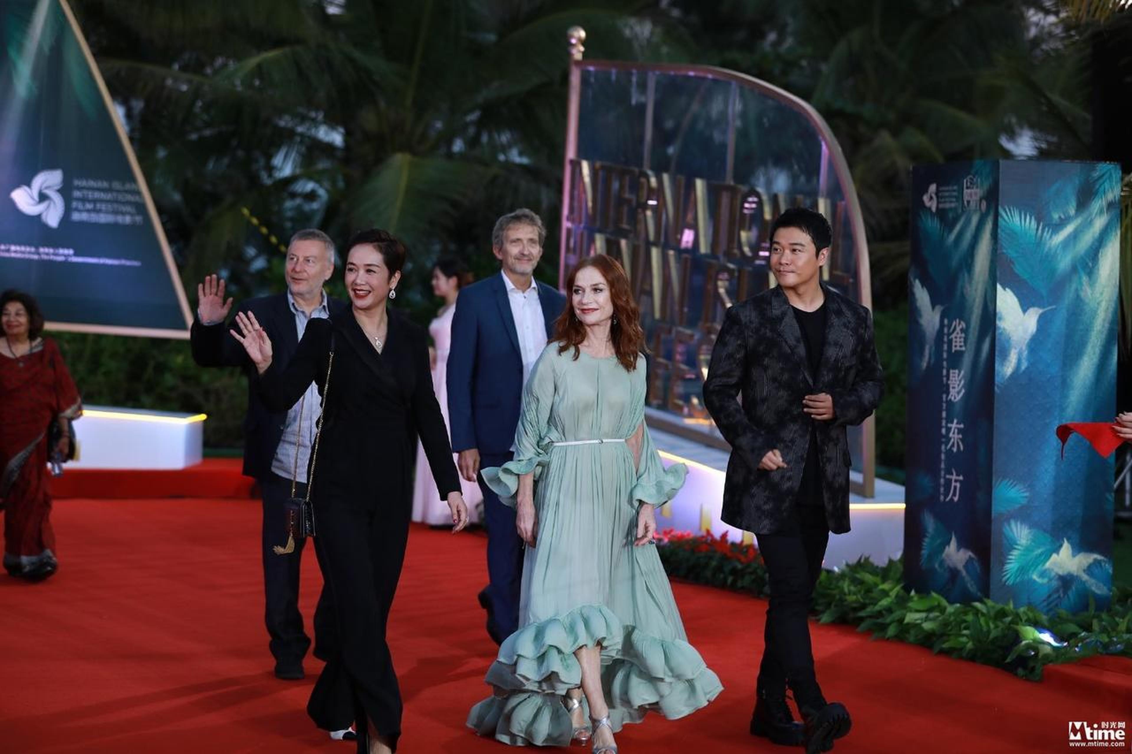 海南岛电影节评委会主席、法国著名演员伊莎贝尔·于佩尔携评委蒋雯丽、陈思诚、阿尔贝·费拉拉等登上红毯