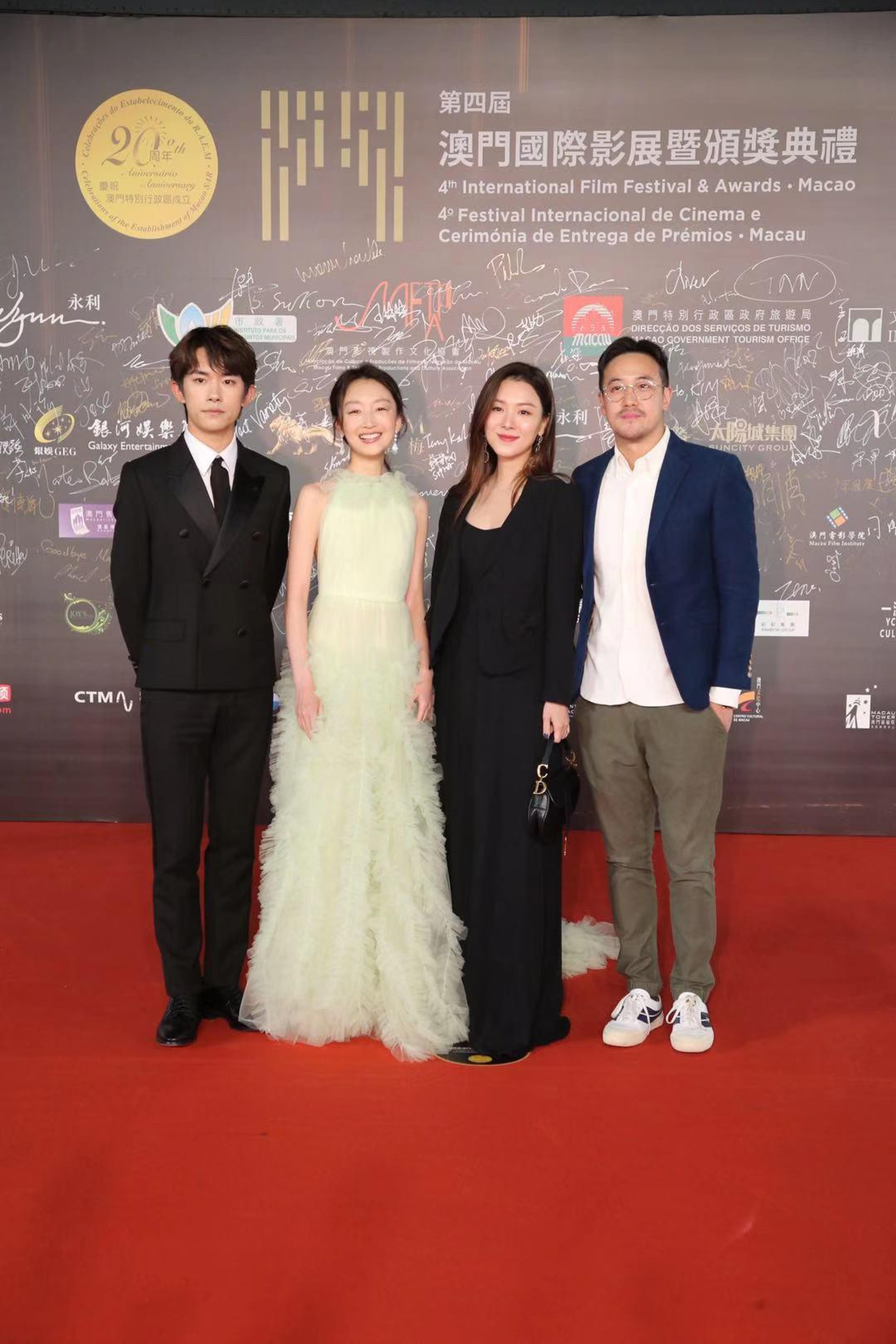 易烊千玺、周冬雨与导演曾国祥夫妇