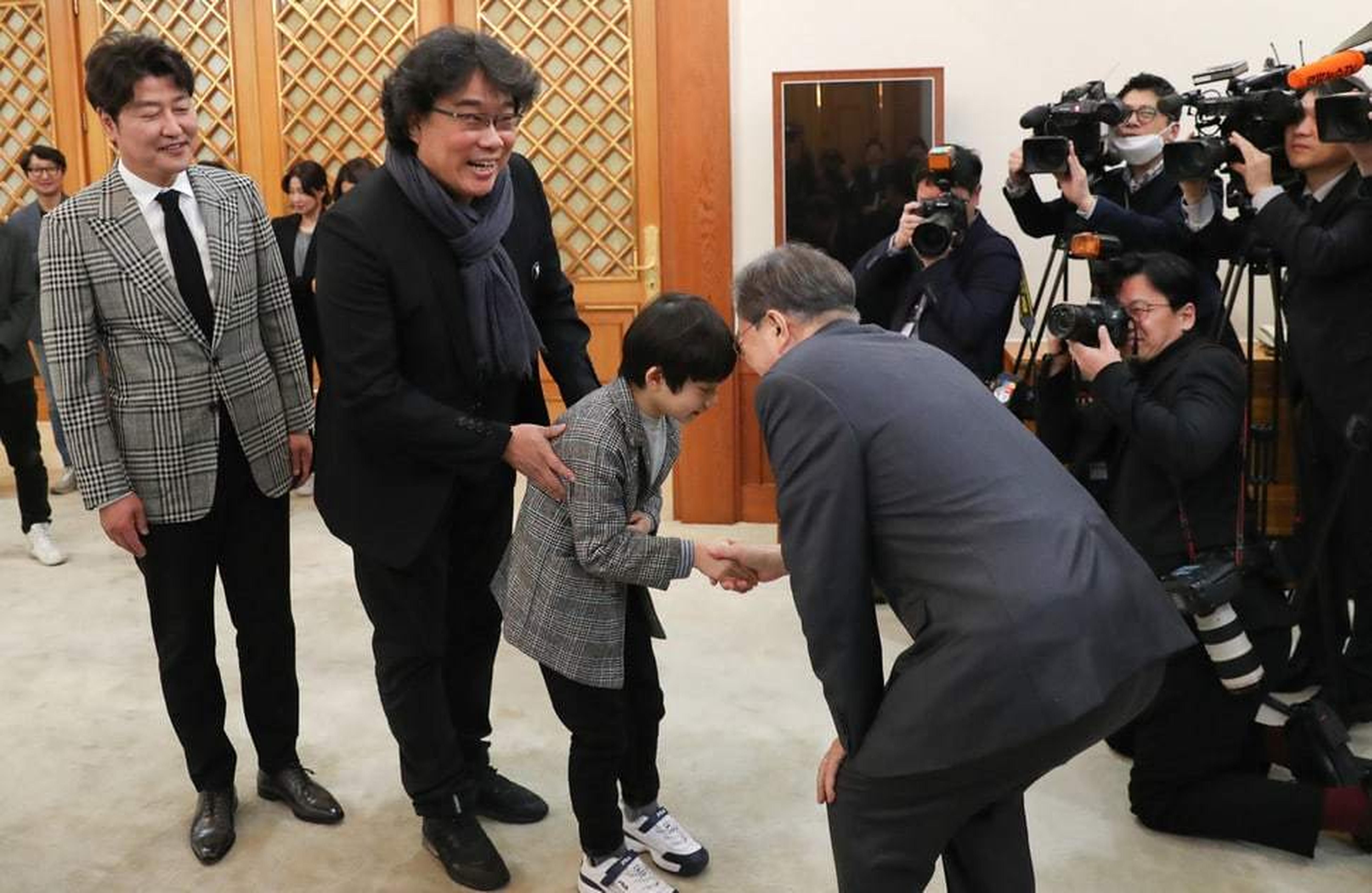 韩国总统文在寅设宴款待《寄生虫》团队