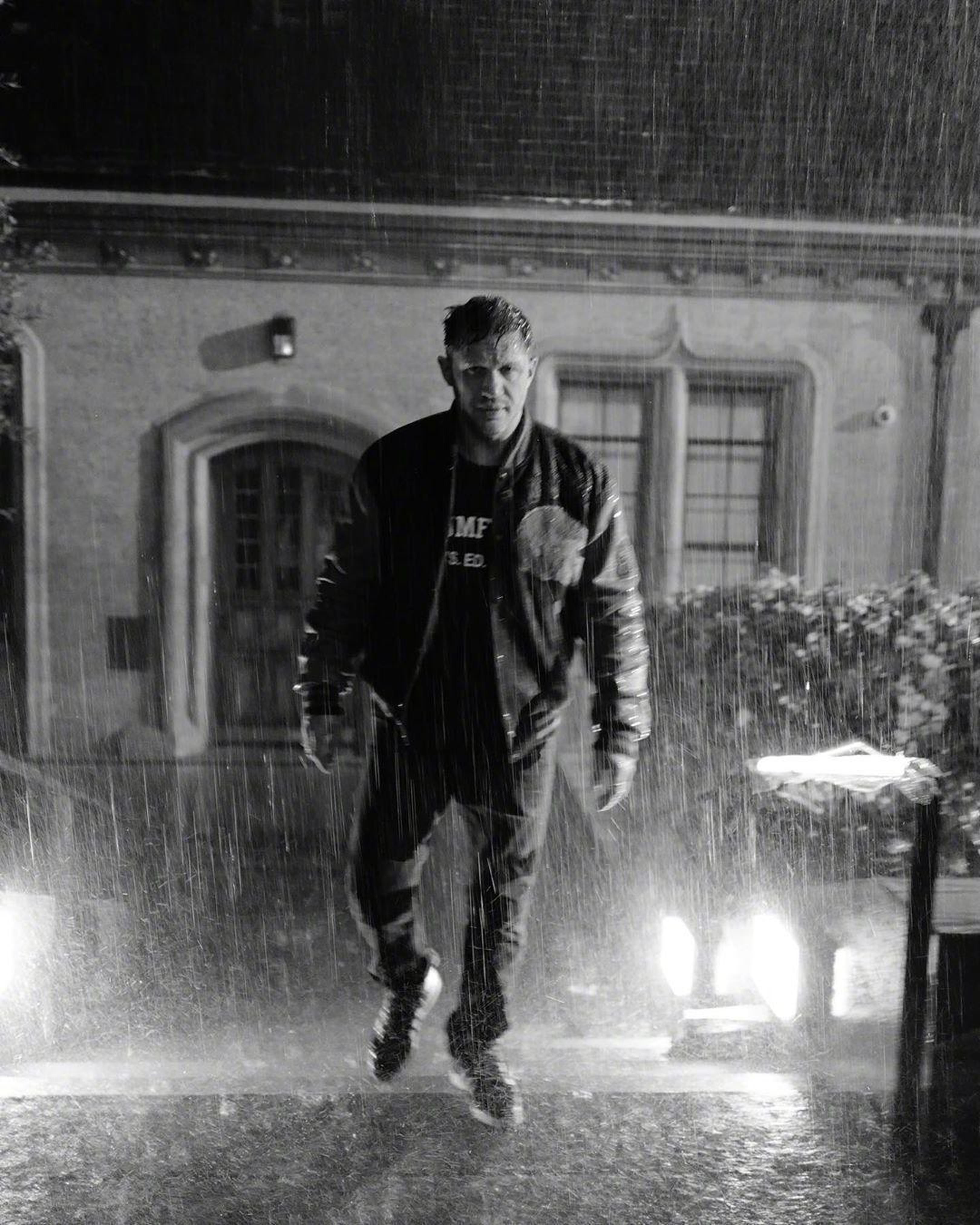 《毒液2》汤姆·哈迪雨中戏份