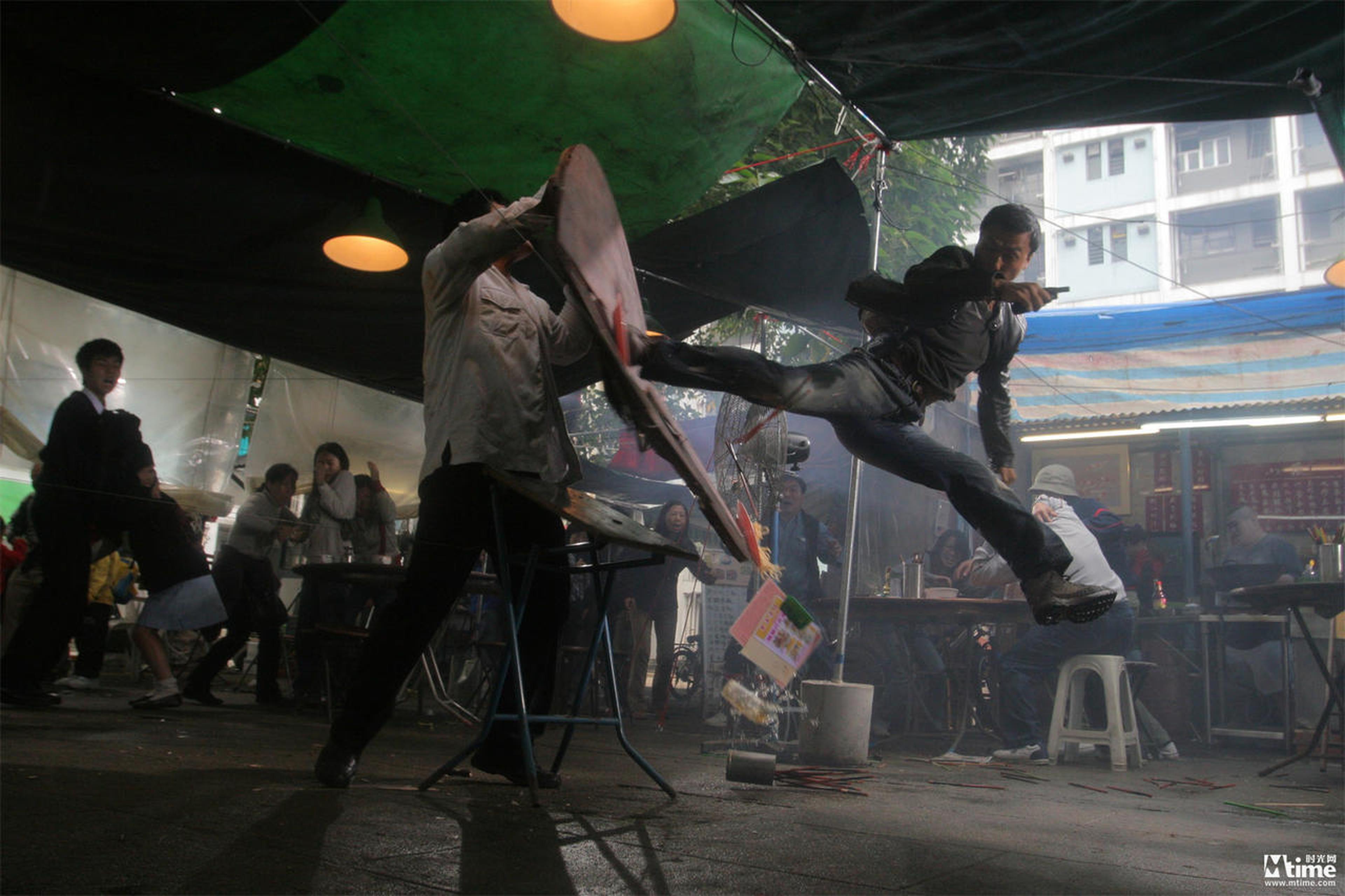 53.《导火线》(2007)导演:叶伟信主演:甄子丹、古天乐叶伟信+甄子丹是这个时代香港电影工业里为数不多的动作片组合。