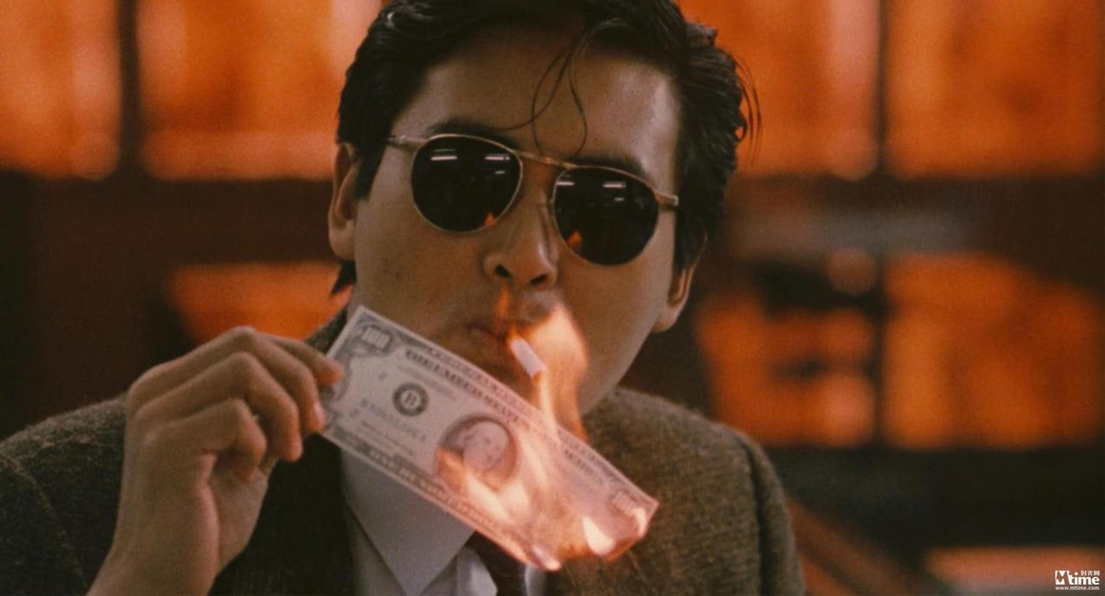 39.《英雄本色》(1986)导演:吴宇森主演:周润发、狄龙、张国荣专属于男性的浪漫主义哀歌,也是一代香港都市动作电影的巅峰作品。