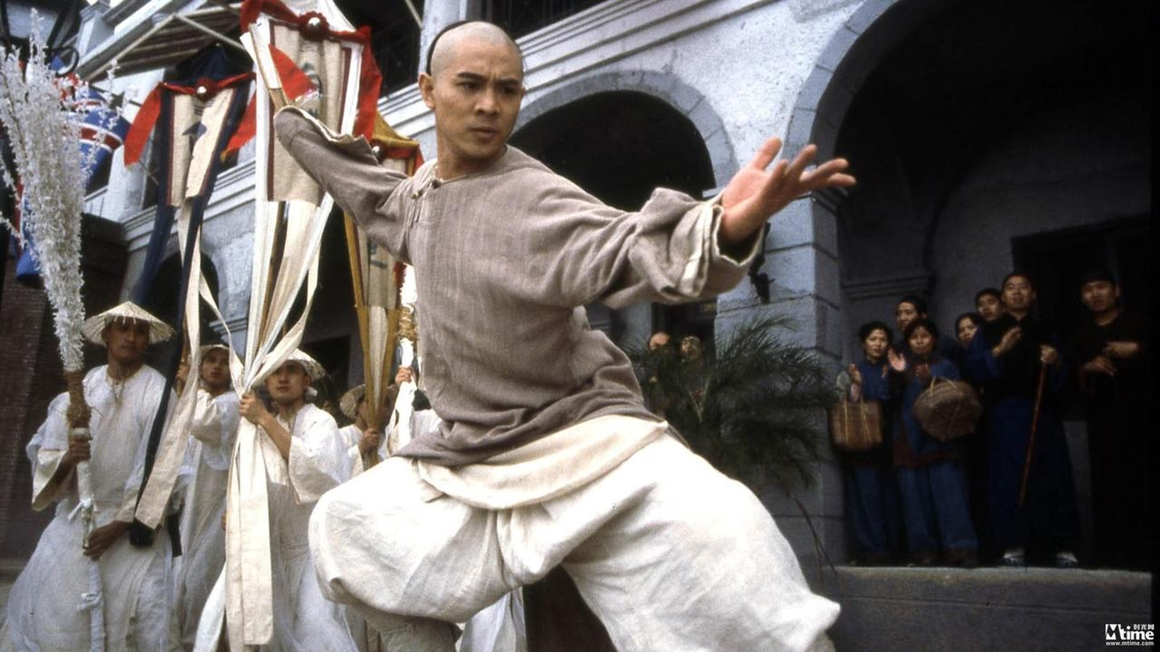 17.《黄飞鸿之二:男儿当自强》(1992)导演:徐克主演:李连杰、关之琳、甄子丹徐克的野心很大,他镜头下的黄飞鸿不仅仅是功夫宗师,更是乱世中的平凡人,这是在历史节点上一个中国人的挣扎与思考。