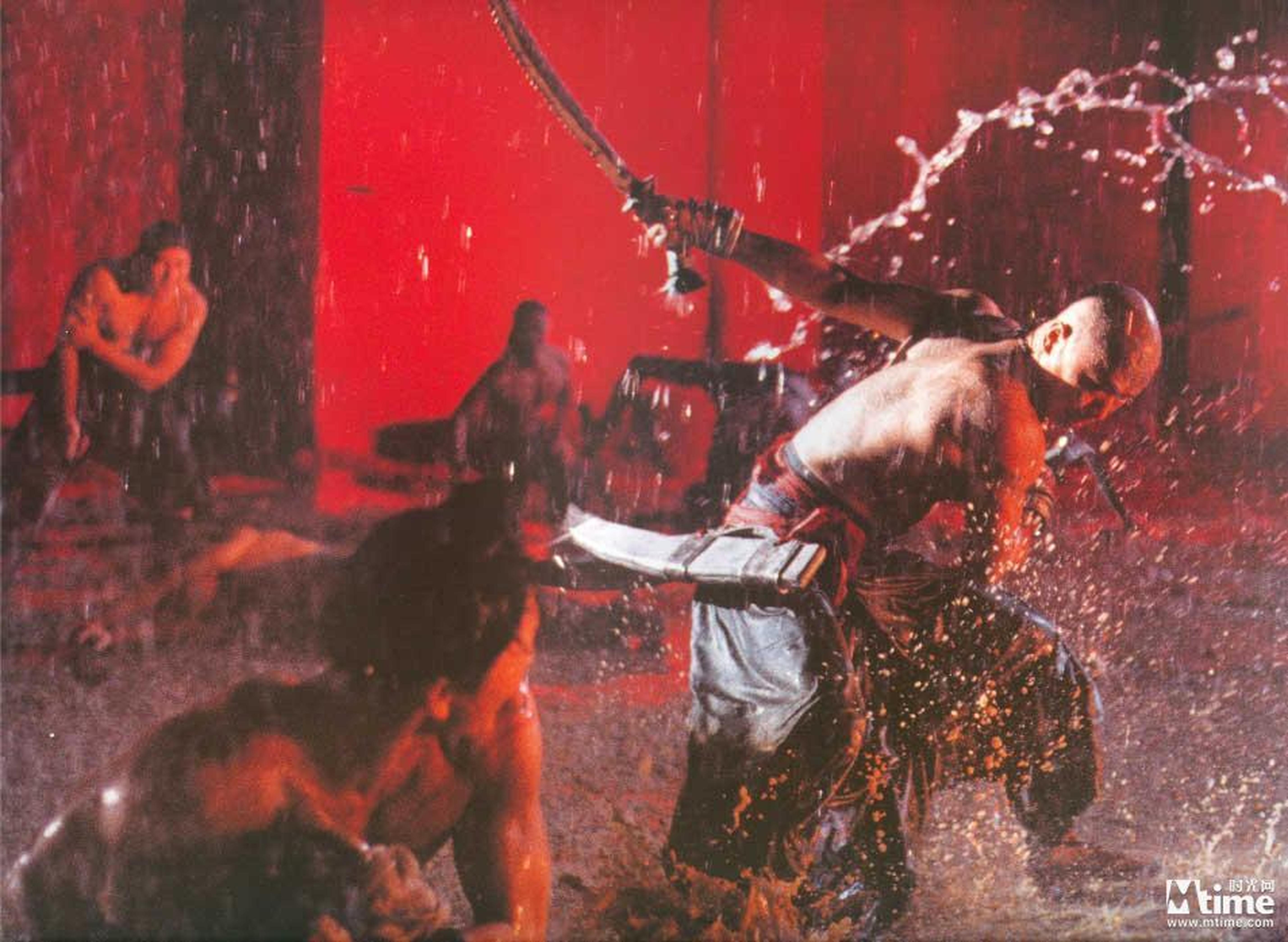 48.《刀》(1995)导演:徐克主演:赵文卓、熊欣欣徐克对影像风格化的极端追求,赋予影片不同于以往武侠片的封闭感,是他对武侠文化的一次视觉上的提纯。