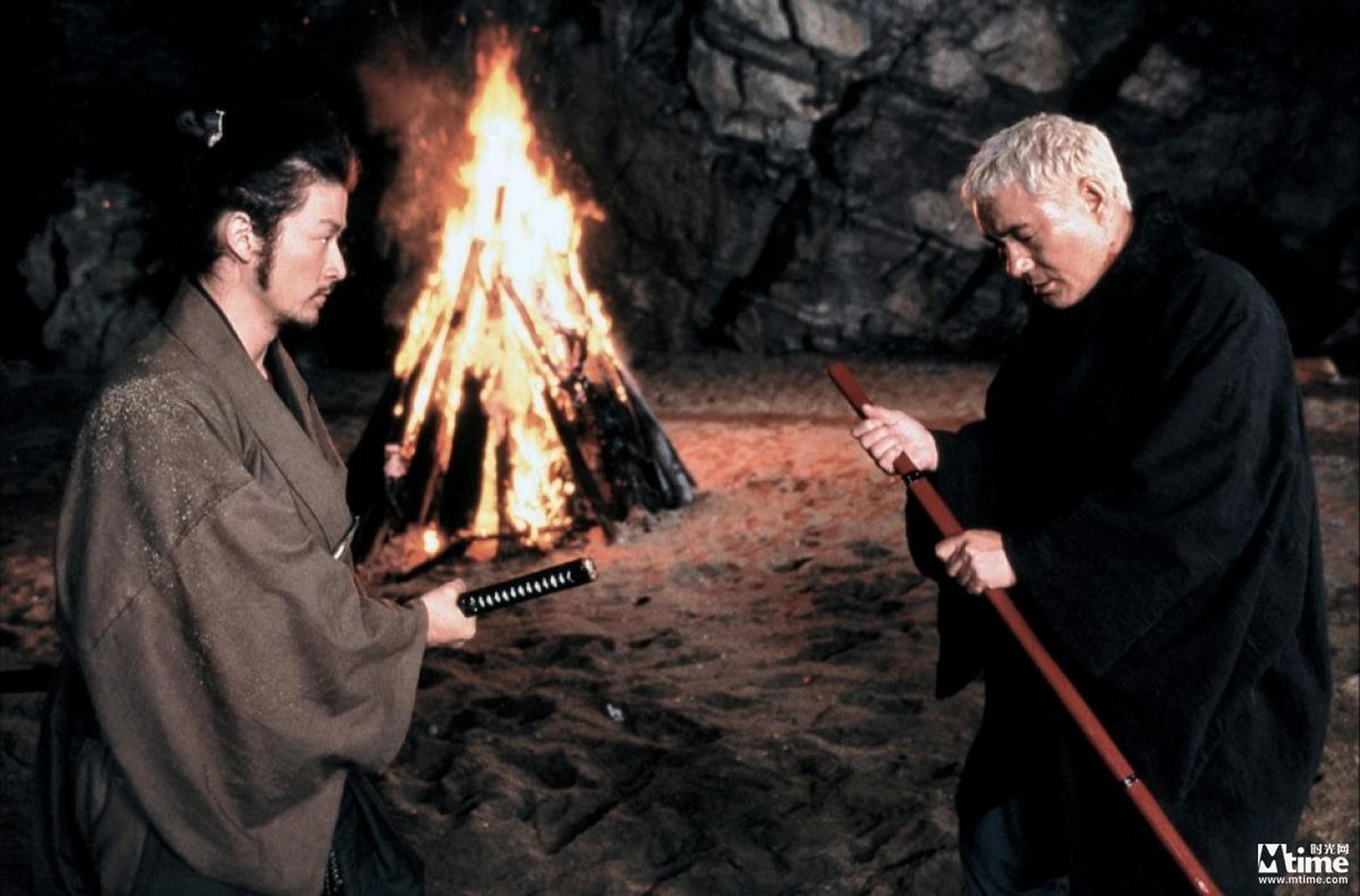 67.《座头市》(2003)导演:北野武主演:北野武、浅野忠信盲侠座头市在日本文化中的地位类似于中华文化语境下的黄飞鸿,其相关电影层出不穷,以胜新太郎主演的一系列影片最具代表性。北野武的这部作品颠覆了很多日本传统剑戟片的元素,比如结尾的踢踏舞。