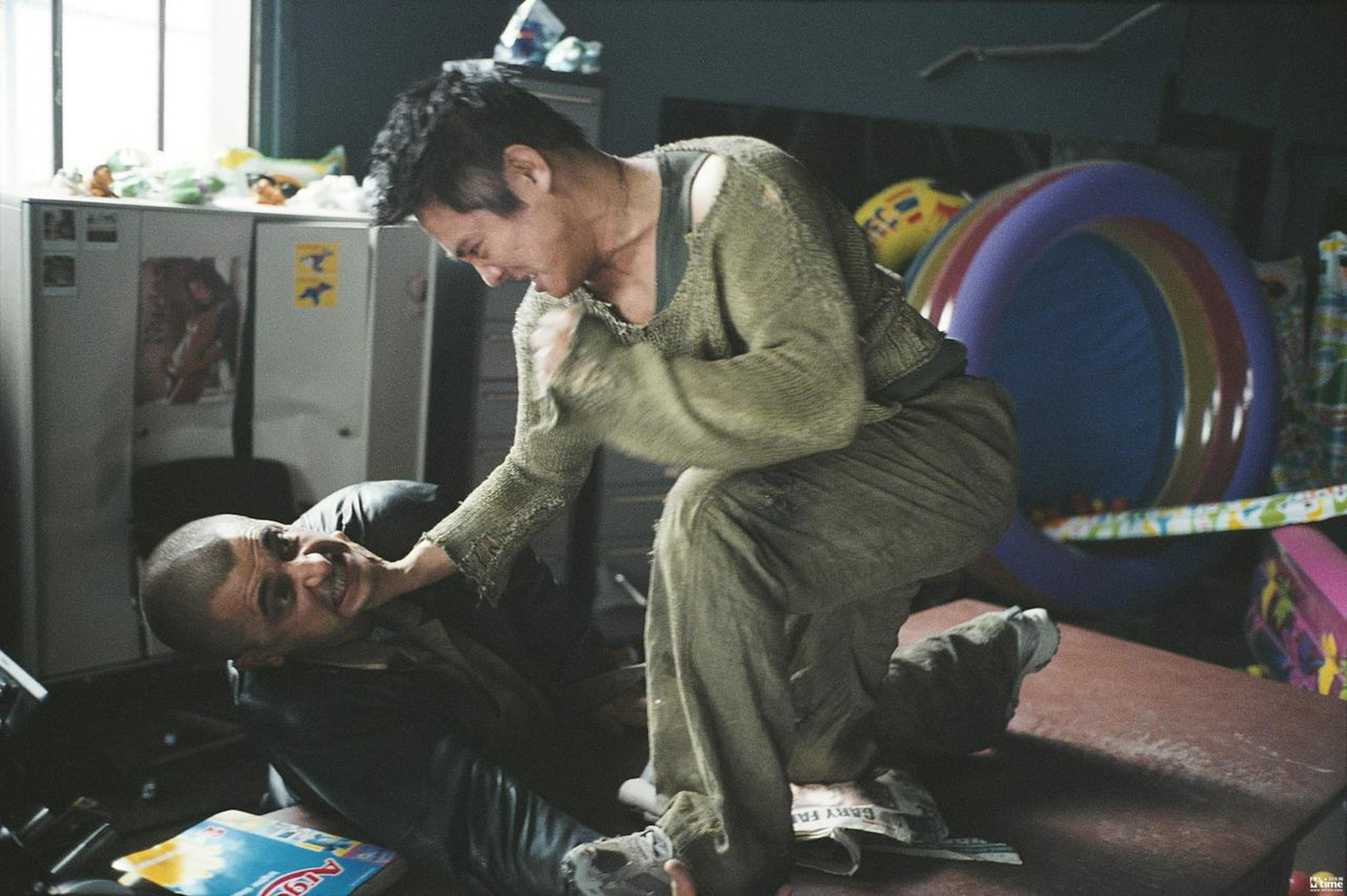 64.《狼犬丹尼》(2005)导演:路易斯·莱特里尔主演:李连杰李连杰在好莱坞被低估的作品,某种程度上也是对李连杰电影生涯的投影。
