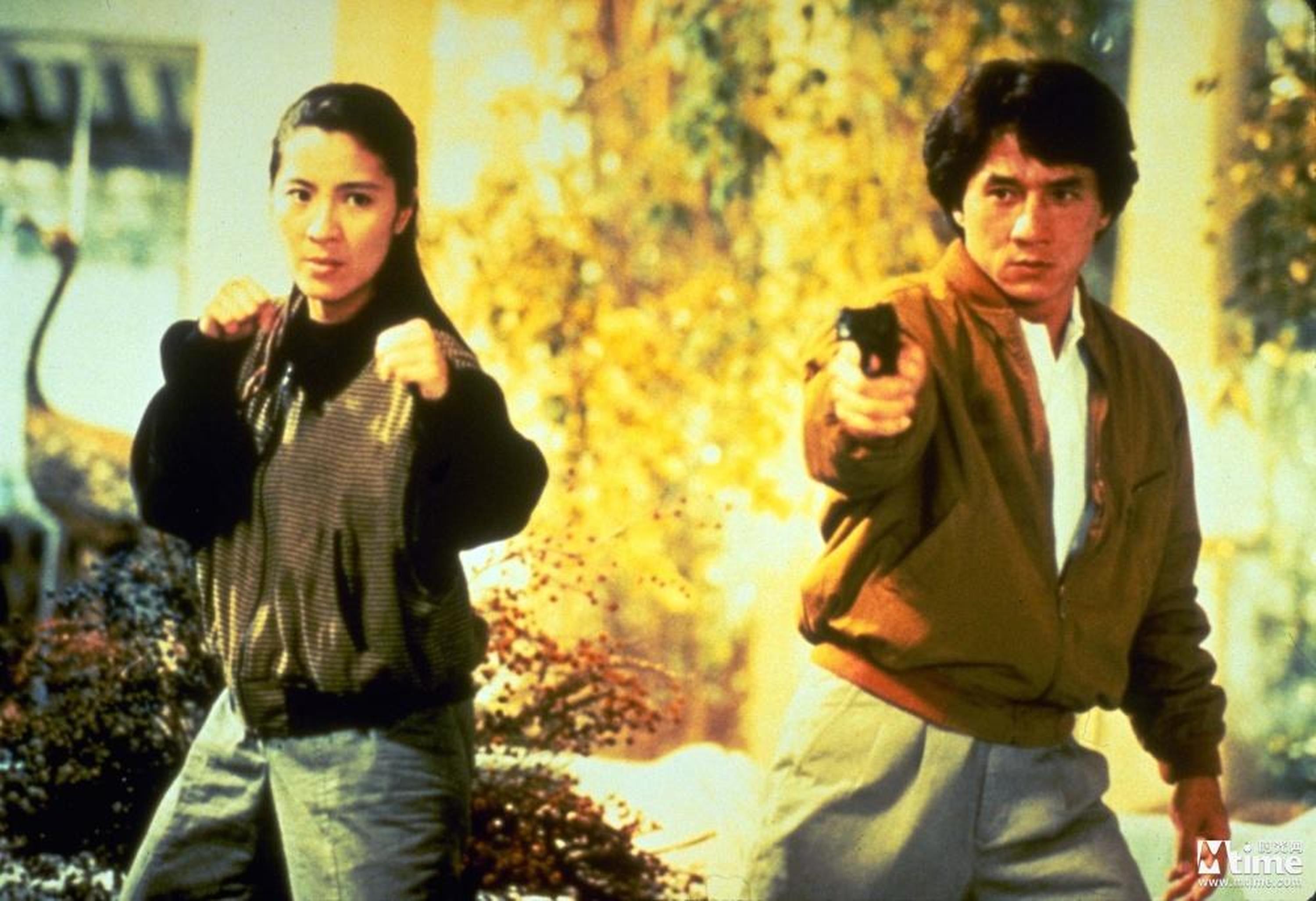 77.《警察故事3:超级警察》(1992)导演:唐季礼主演:成龙、杨紫琼、张曼玉成龙吊在直升机绳梯上的摆荡的场面被后来很多动作电影模仿,但在影片里被吊在那的是动作巨星成龙本人。