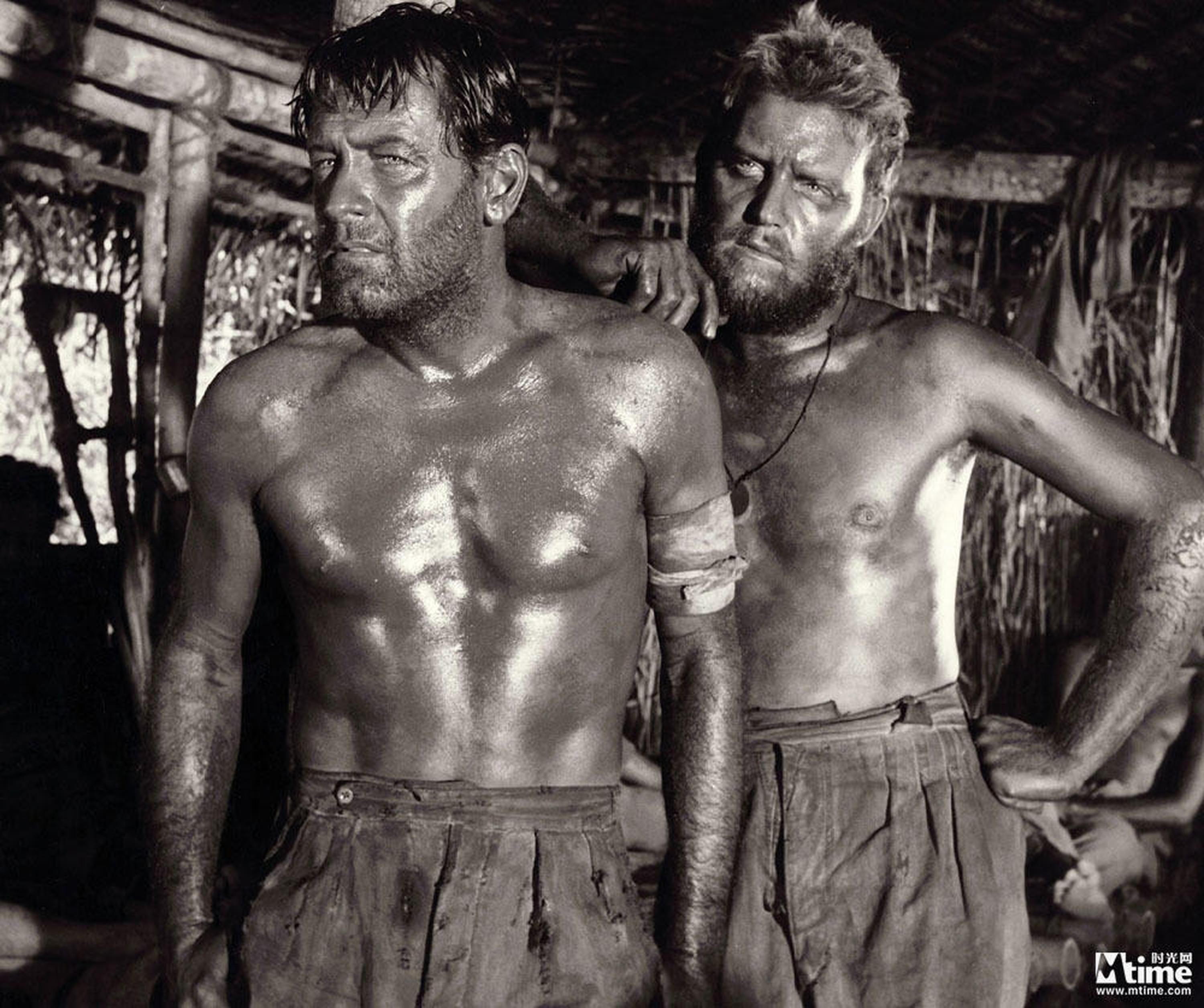 75.《桂河大桥》(1957)导演:大卫·里恩主演:威廉·霍尔登、亚历克·吉尼斯《桂河大桥》并没有那么多紧张刺激的动作场面,它更多的着笔于在战俘营的环境下,美英日三方文化的犬牙交错,以及战争的荒诞面。