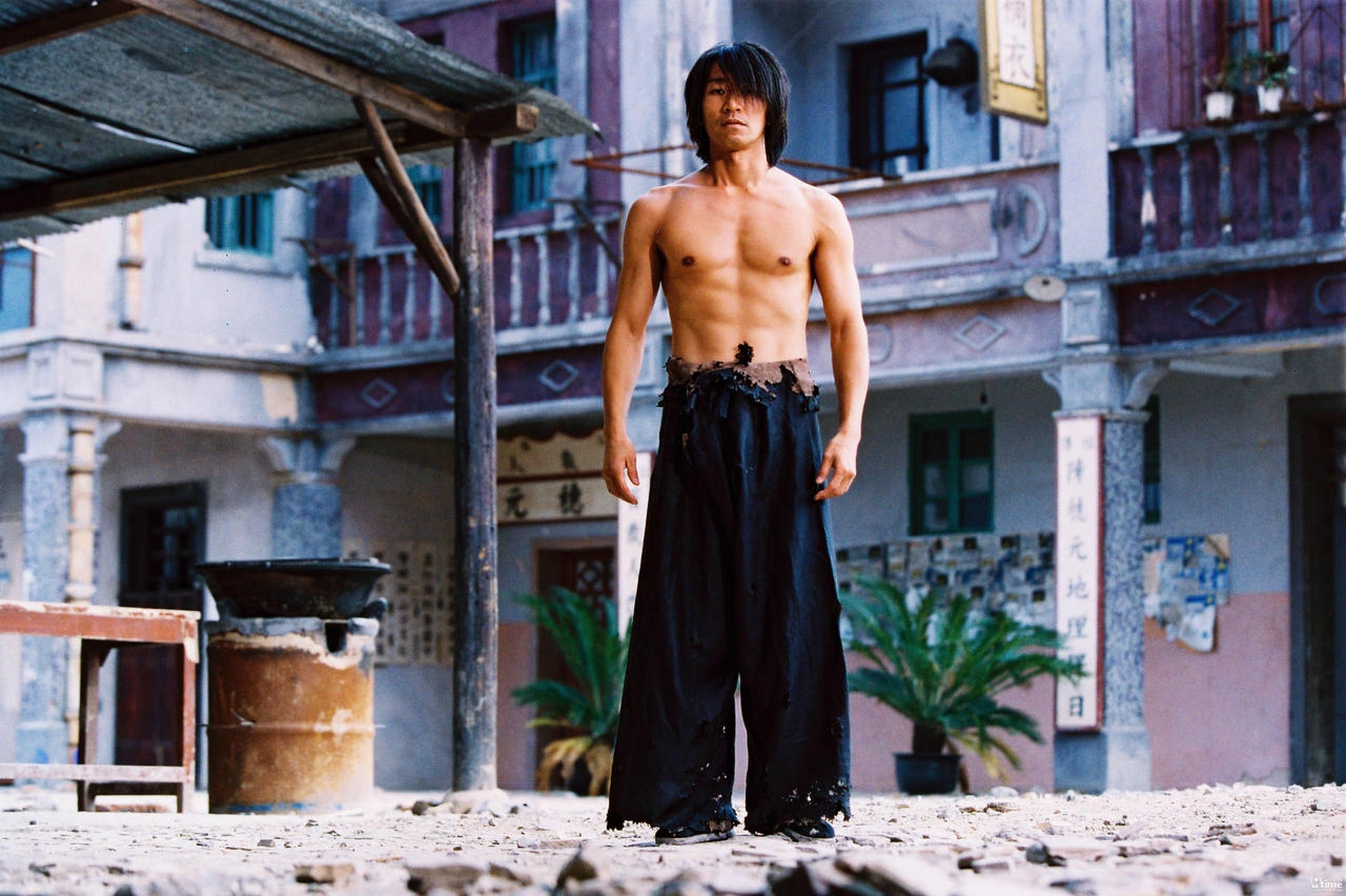 41.《功夫》(2004)导演:周星驰主演:周星驰周星驰导演生涯的至高作品,是对旧时香港电影元素的集合和迷恋,也是华语类型电影的巅峰作品。