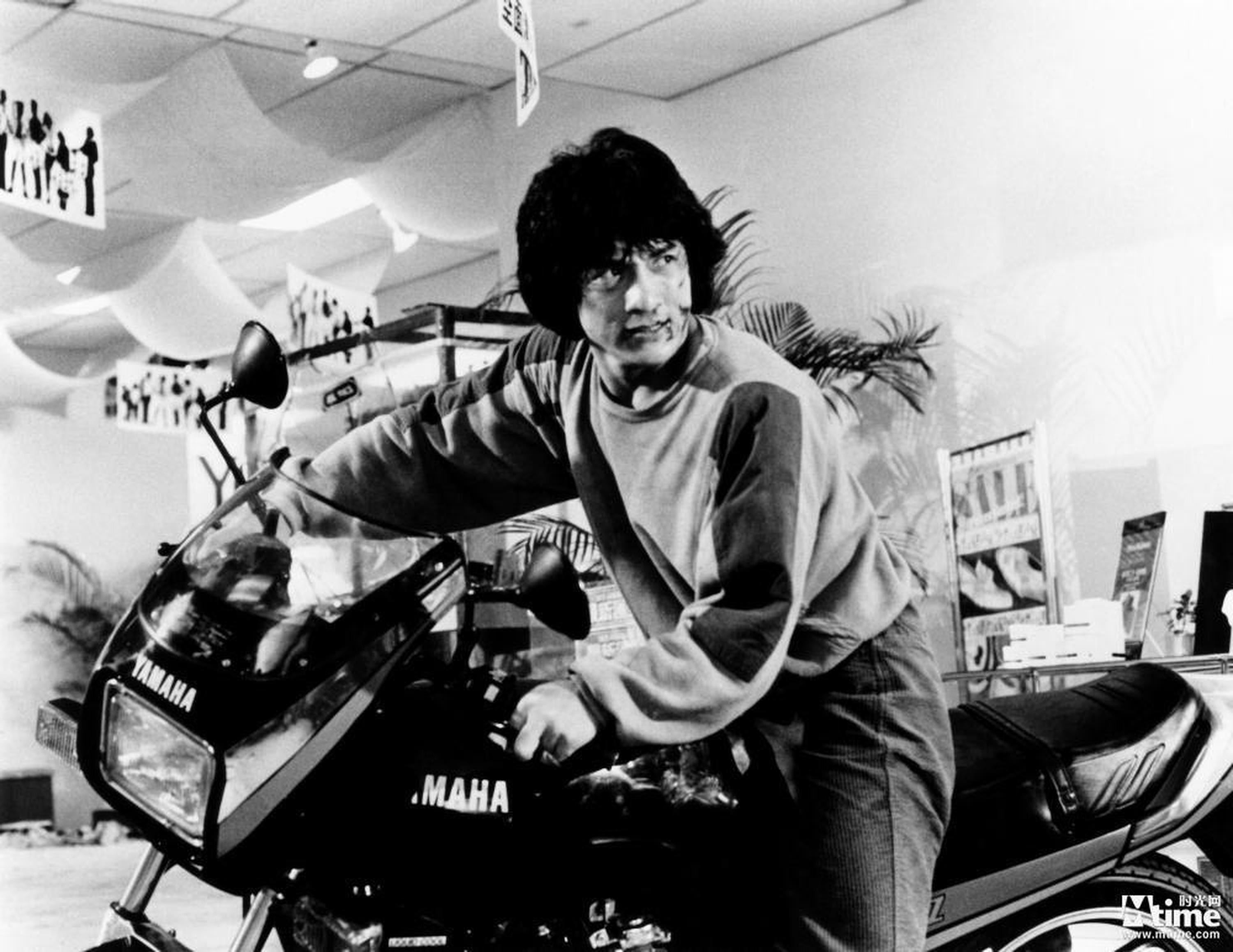 4.《警察故事》(1985)导演:成龙主演:成龙、林青霞、张曼玉有史以来最出色的动作电影之一,所有的剧情安排都服务于成龙不搏命的动作表演,情感戏也让陈家驹的形象有血有肉。