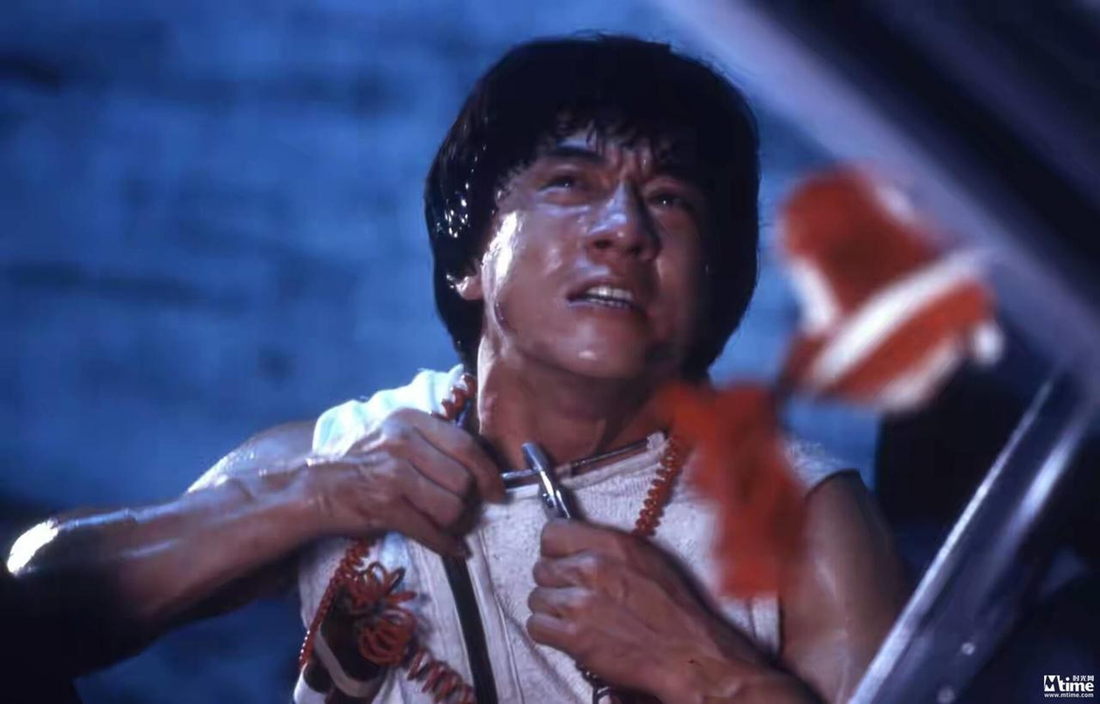 71.《警察故事续集》(1988)导演:成龙主演:成龙、张曼玉比起第一部动作场面更宏大,但也多了点过分展示的味道。