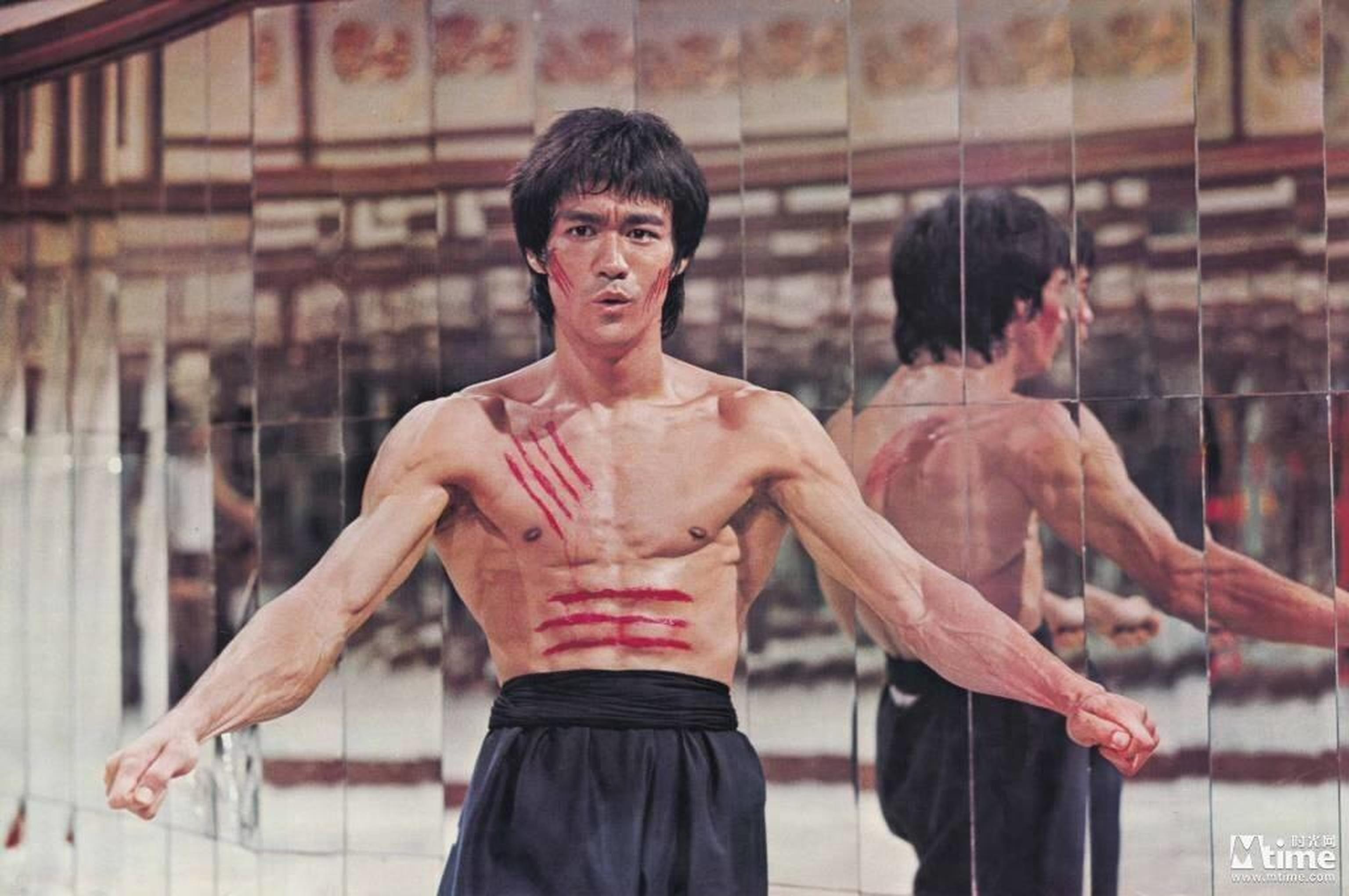 5.《龙争虎斗》(1973)导演:罗伯特·高洛斯主演:李小龙、石坚本片是李小龙个人魅力的体现,无论是张狂的动作设计还是形象展示,都确立了他独特的个人标签。