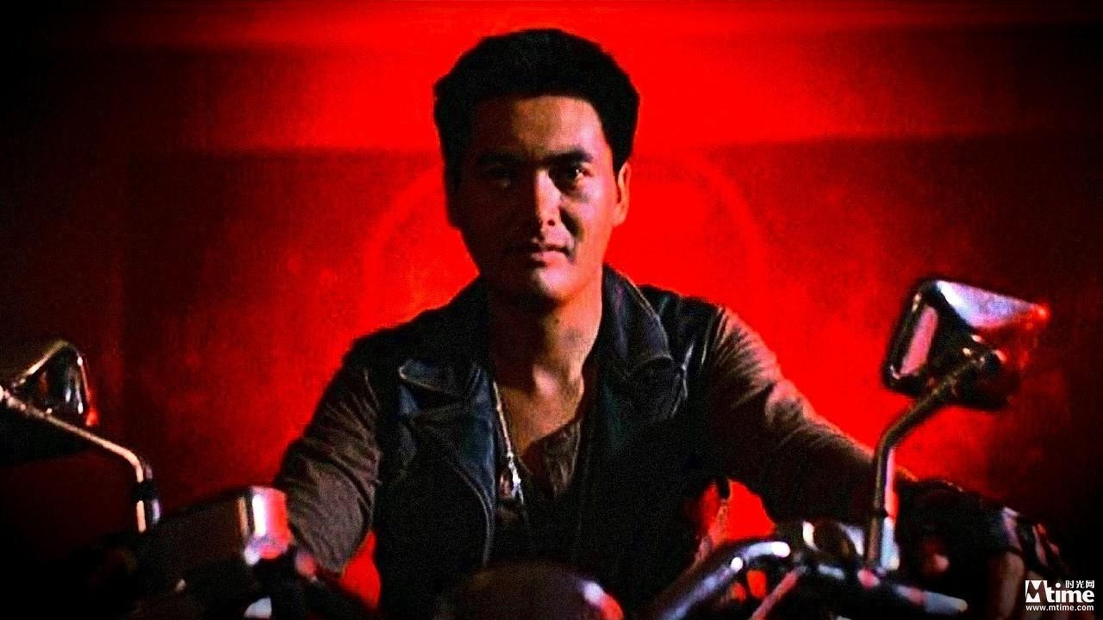 83.《侠盗高飞》(1992)导演:林岭东主演:周润发林岭东在“风云三部曲”之后的代表作,张狂的角色性格与每隔几分钟就一场枪战的动作场面,让本片成为同期香港动作片中最癫狂的一部。