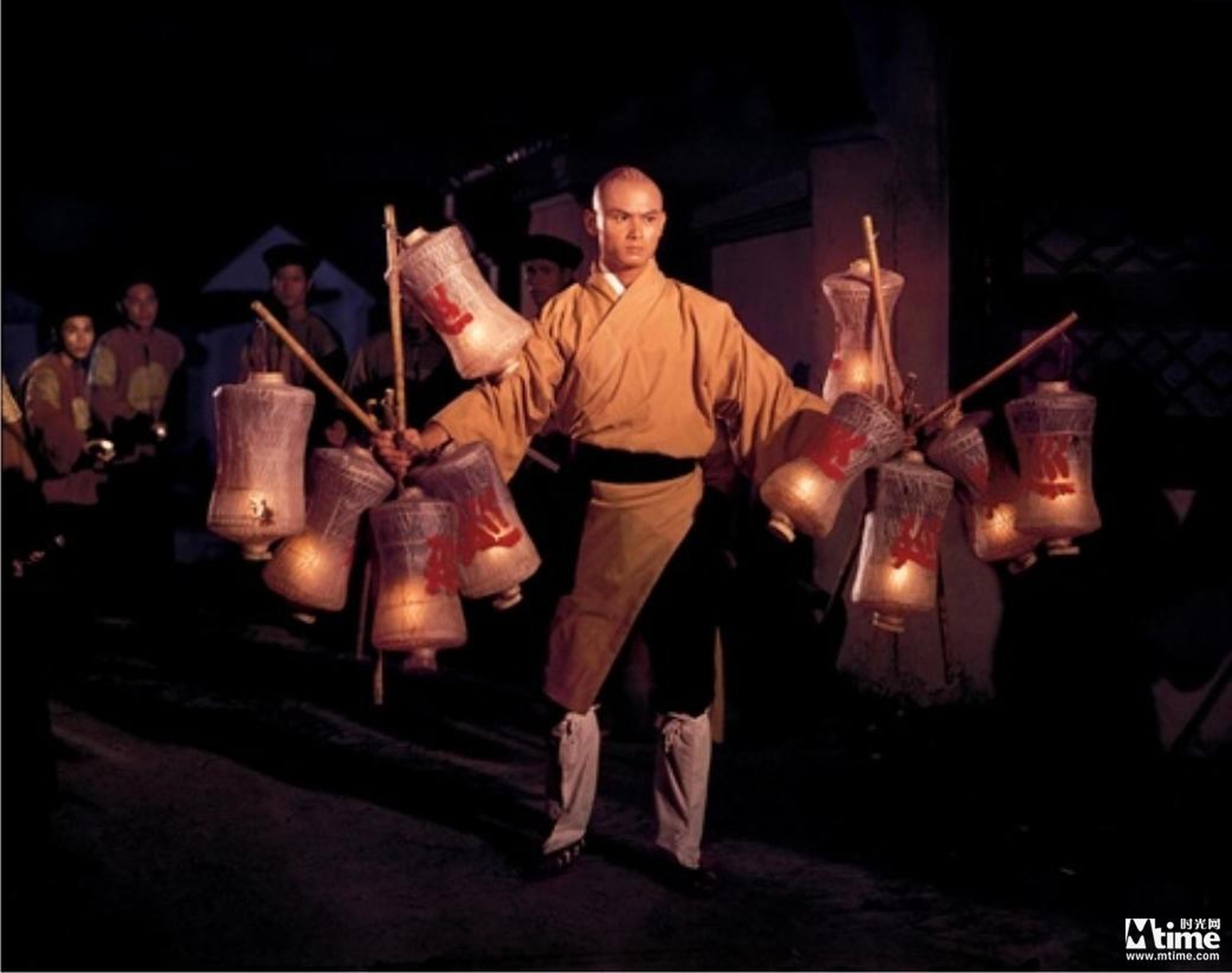 22.《少林三十六房》(1978)导演:刘家良主演:刘家辉、罗烈、刘家荣邵氏动作片的代表作,有对少林文化的奇观式刻画,也是三德和尚成长史的一次展示,从文化层面上打通了香港动作片的血脉传承。
