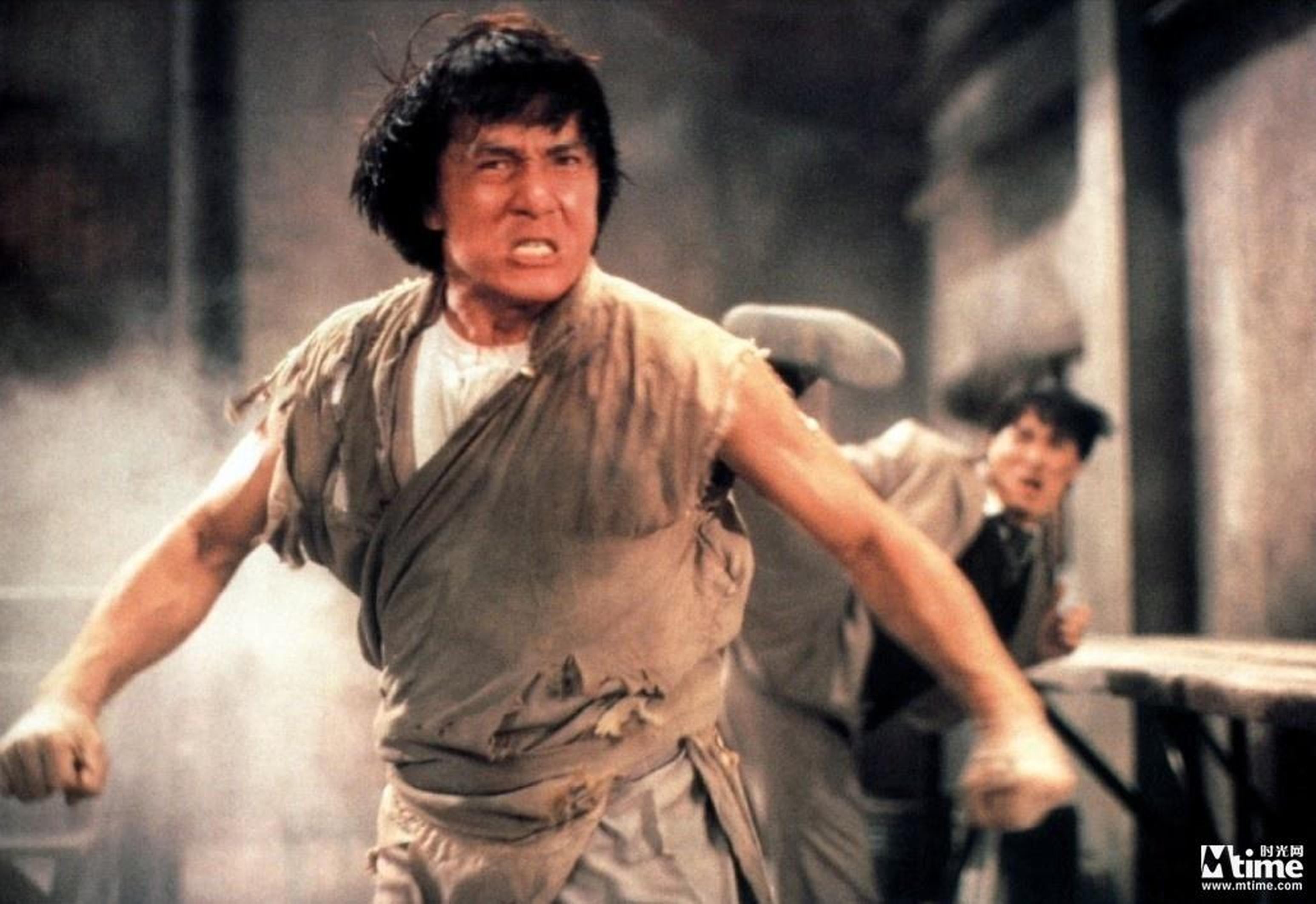 24.《醉拳2》(1994)导演:刘家良主演:成龙、梅艳芳、狄龙和第一部跨度16年,却成就了香港动作电影巅峰作,充分运用电影技巧强化动作场面的感官刺激。