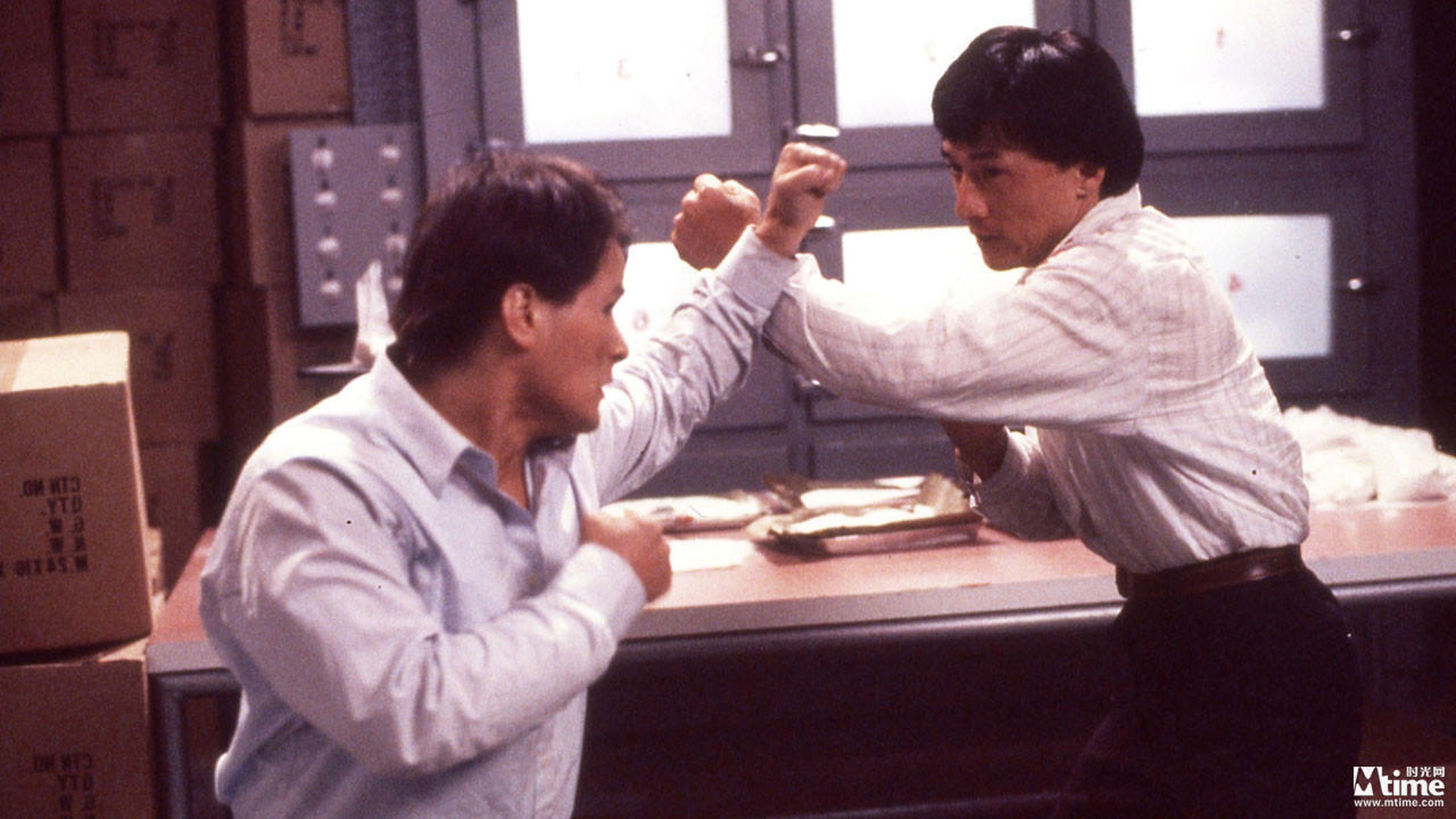 36.《飞龙猛将》(1988)导演:洪金宝主演:成龙、洪金宝、元彪成龙、洪金宝、元彪三位银幕搭档在影片中默契十足,动作戏行云流水,这也是他们最后一次共同出演影片。