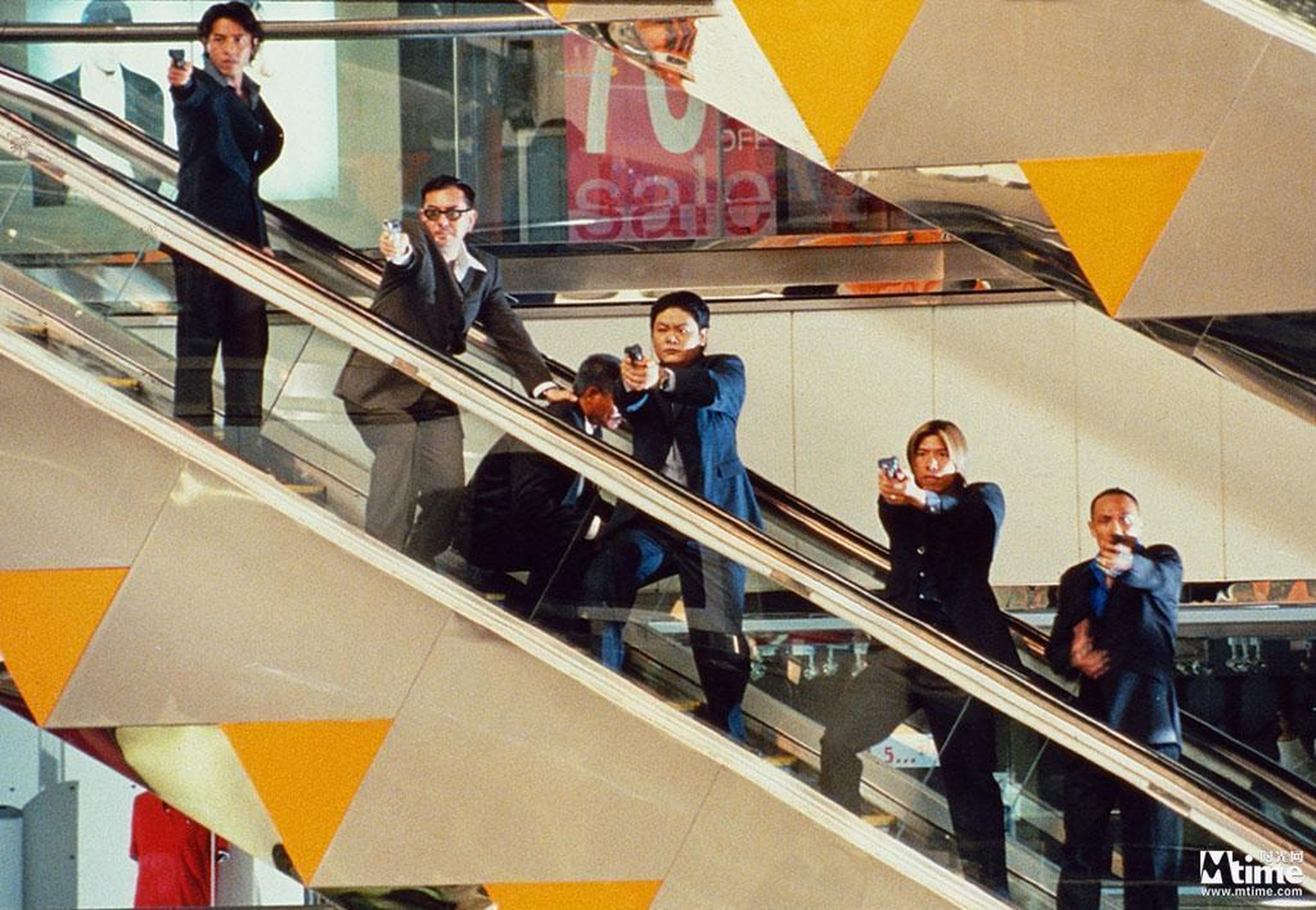 86.《枪火》(1999)导演:杜琪峰主演:吴镇宇、任达华、黄秋生、吕颂贤、张耀扬作为杜琪峰个人风格集大成之作,它的排名可以更高些,对空间的设计和利用尽显场面调度之美。