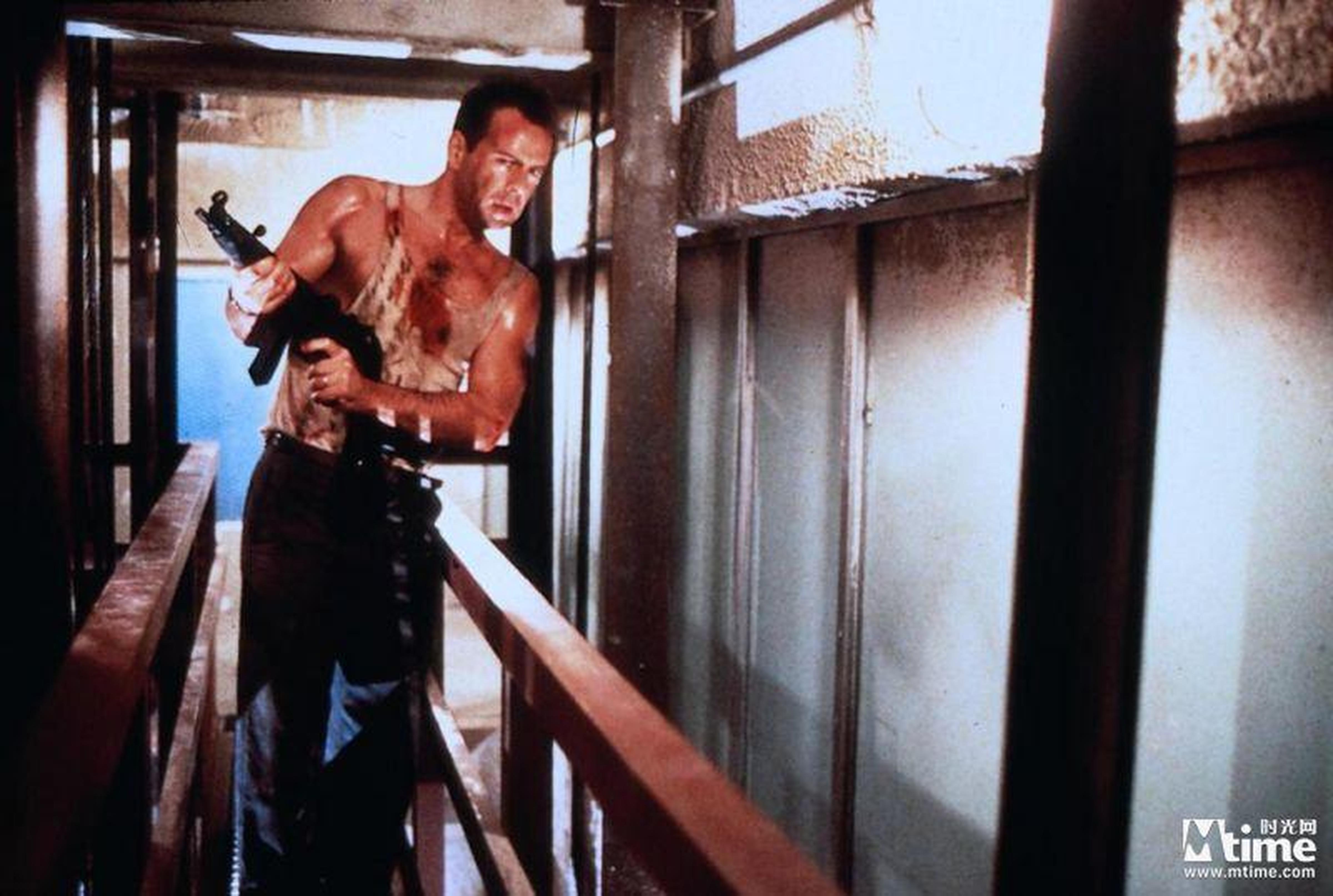 10.《虎胆龙威》(1988)导演:约翰·麦克蒂尔南主演:布鲁斯·威利斯、艾伦·瑞克曼拳拳到肉的动作戏,正邪双方的搏命较量,《虎胆龙威》里没有一样元素是新鲜的,却以扎实的剧情和跌宕的节奏成为有史以来最受欢迎的动作系列电影。