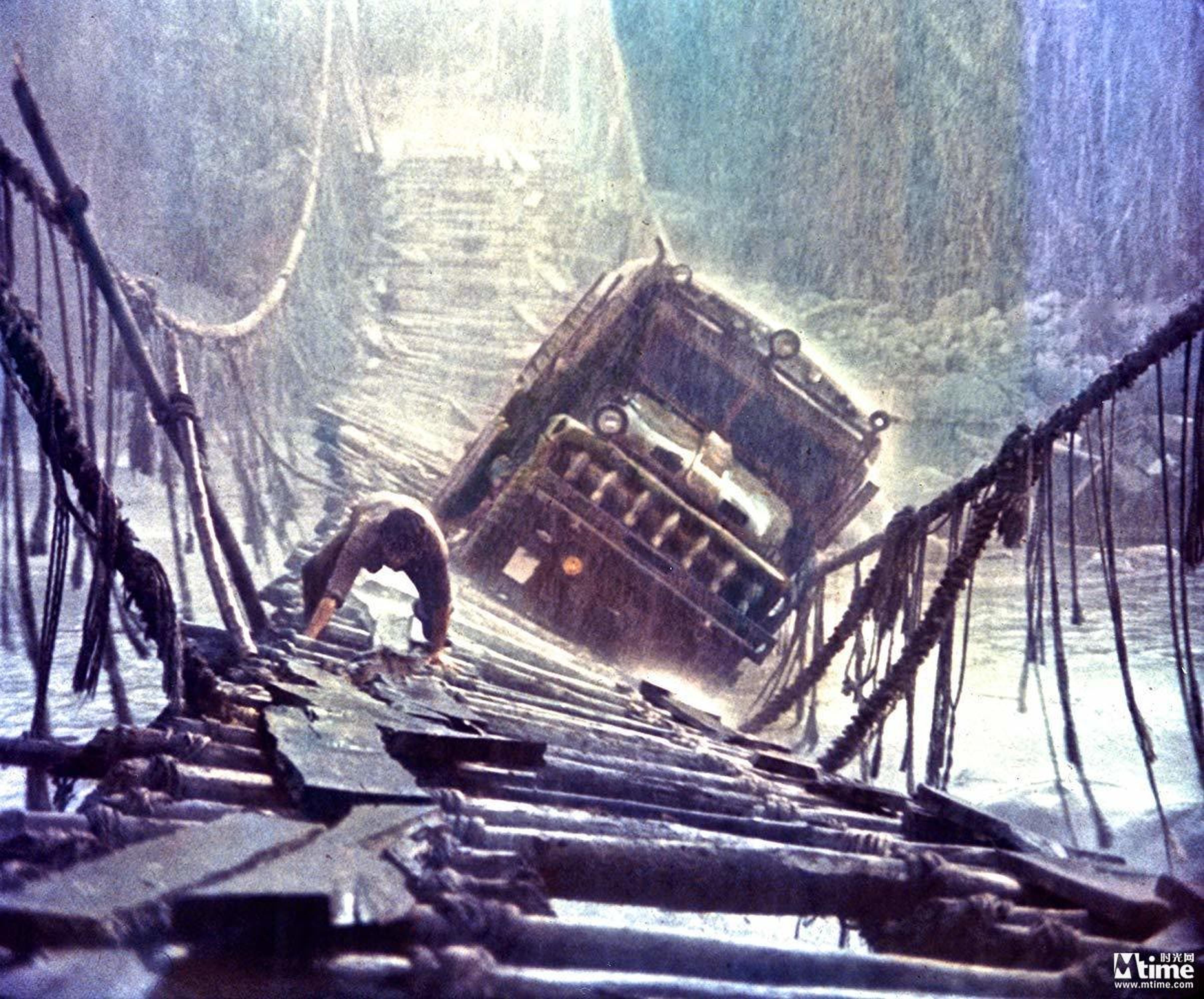 101.《千惊万险》(1977)导演:威廉·弗莱德金主演:罗伊·沙伊德尔《驱魔人》导演被忽视的佳作,翻拍自大师克鲁佐的名作《恐惧的代价》,卡车过桥的场面惊险程度堪称恐怖电影级别,但上映时遭遇《星球大战》上映而预冷。