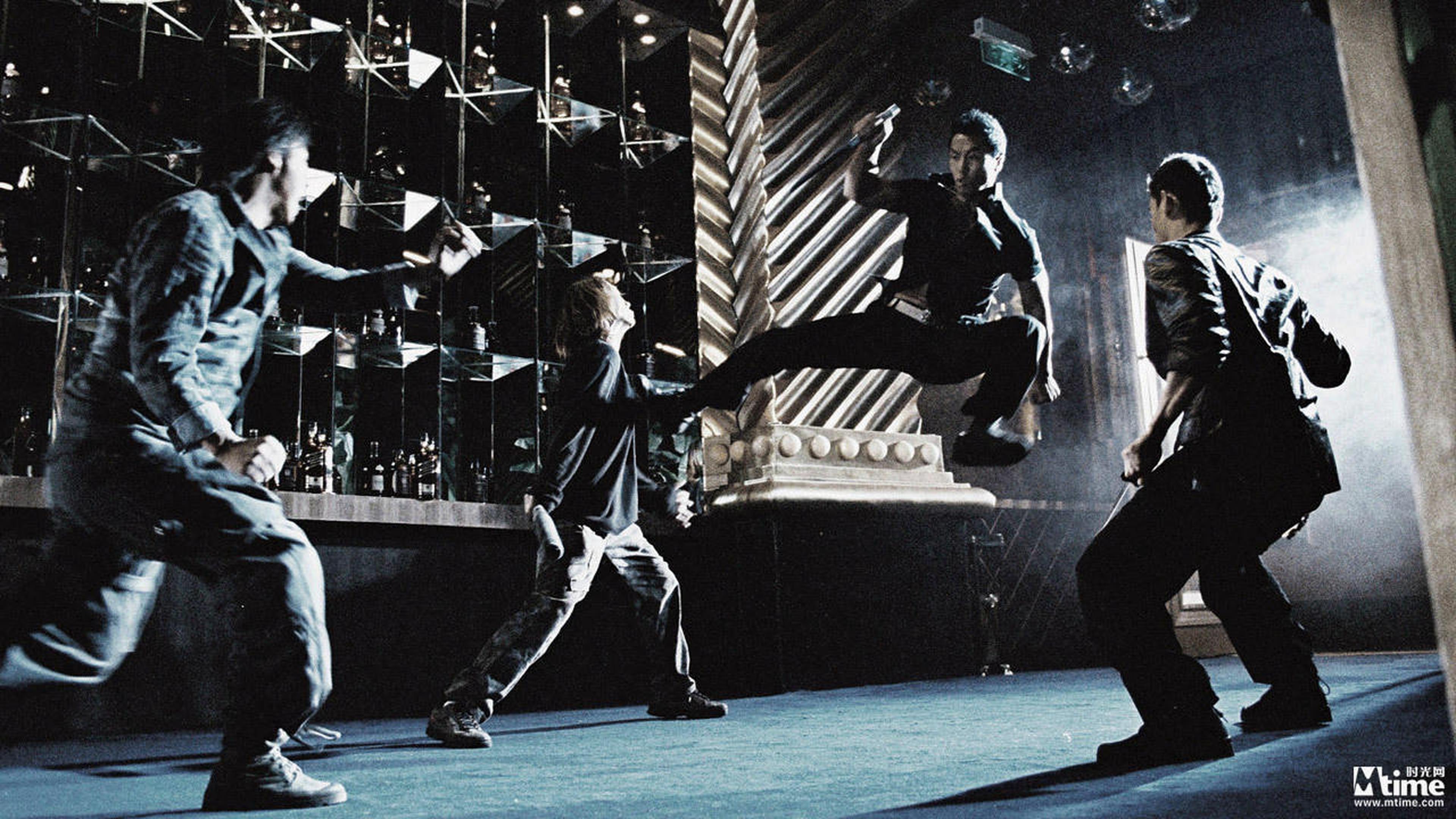 45.《杀破狼》(2005)导演:叶伟信主演:甄子丹、洪金宝、任达华、吴京动作场面设计极佳,甄子丹+叶伟信组合的高水平发挥,吴京的身姿也为影片增色不少。