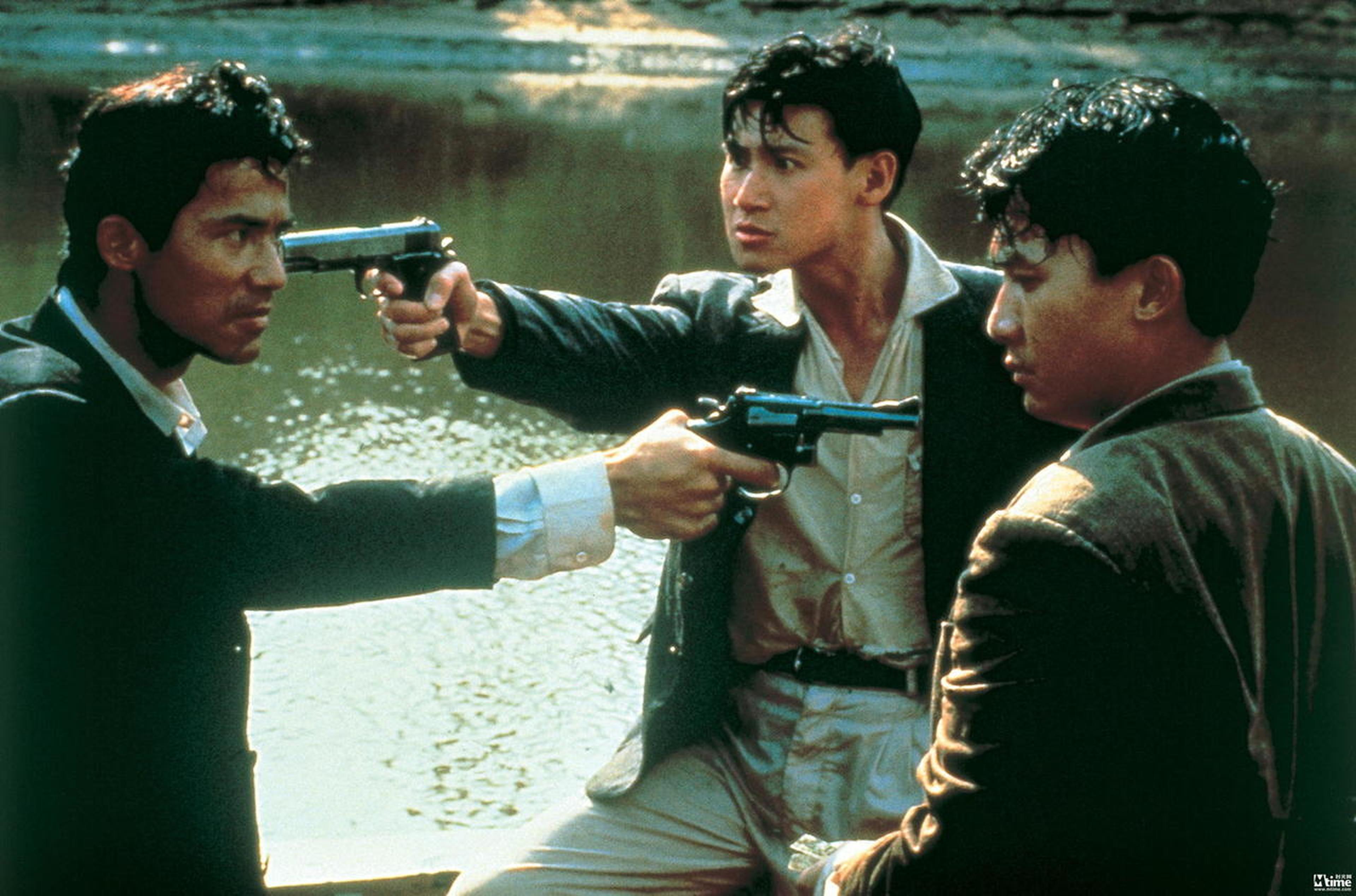 99.《喋血街头》(1990)导演:吴宇森主演:梁朝伟、张学友、李子雄香港电影黄金时代枪战动作片的代表作,三位主角贡献了影帝级的表演。