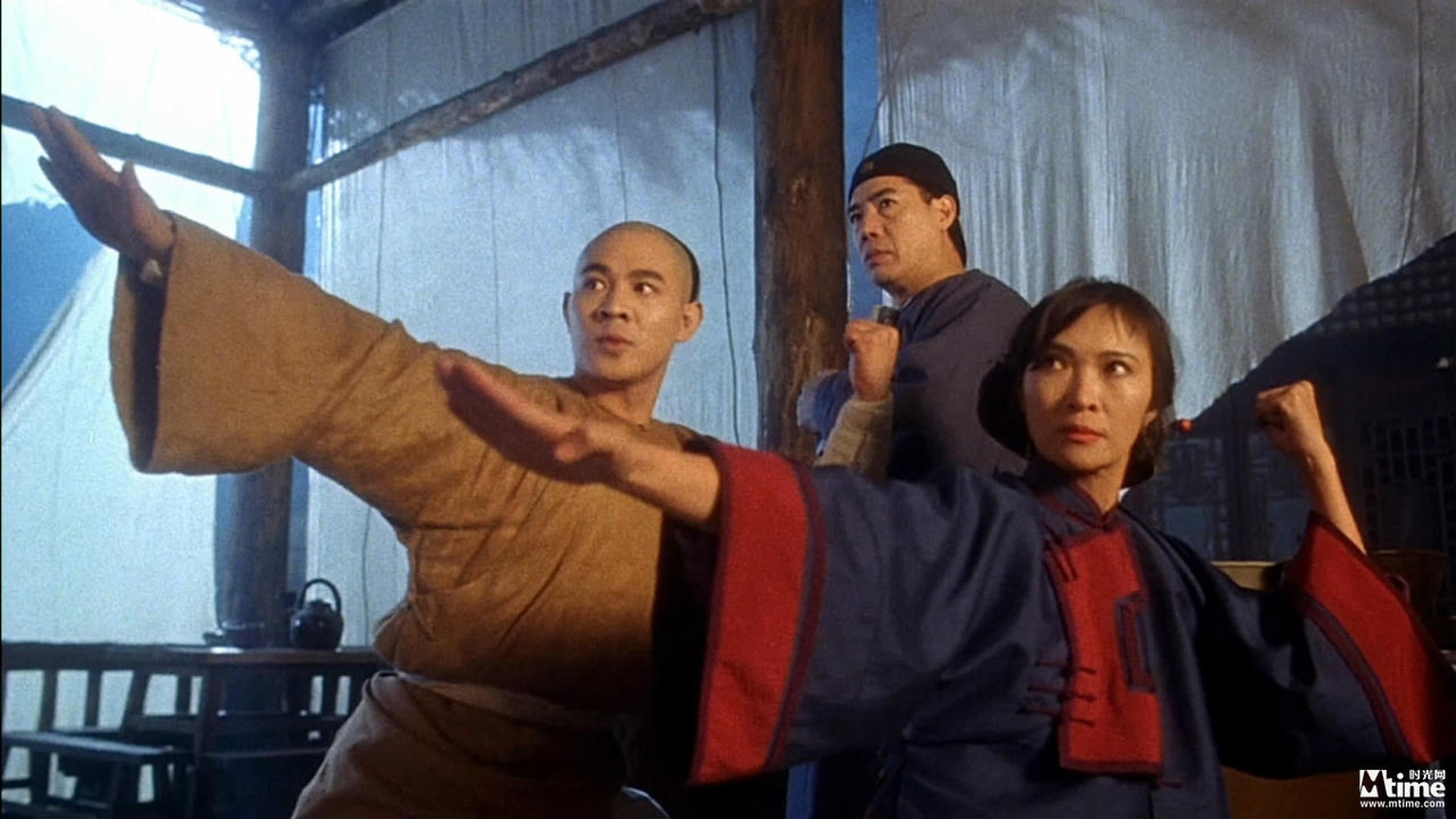88.《方世玉》(1993)导演:元奎主演:李连杰、萧芳芳、陈松勇虽然现在回想起这部影片时,脑海里是陈松勇的那句“以德服人”,但这个有笑有泪、荡气回肠的故事依然经典。李连杰打破了《黄飞鸿》系列里不苟言笑的一面,在本片中无论文戏武戏都有不错的发挥空间,元奎为影片打造的动作设计也有很多亮点。