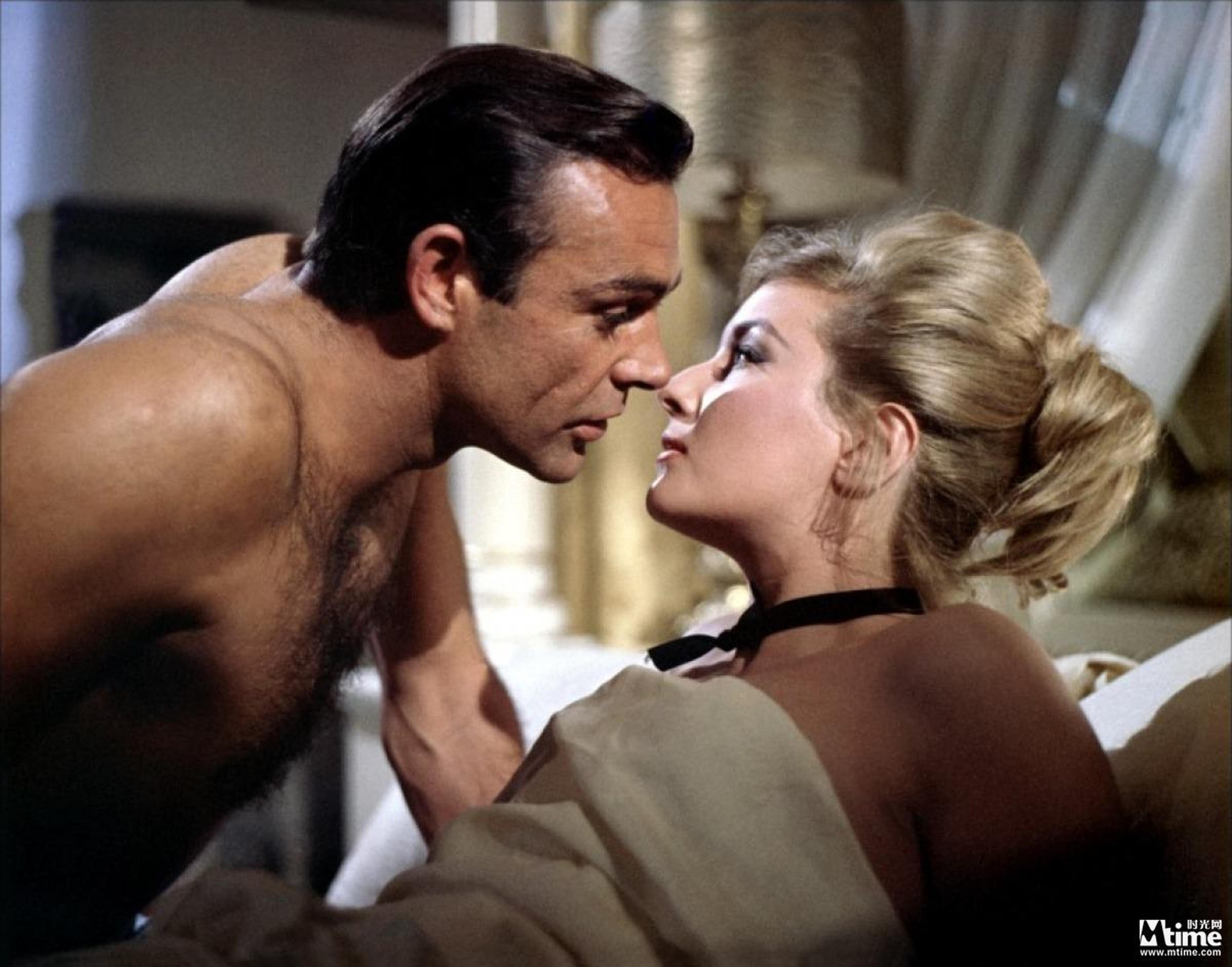 63.《007之俄罗斯之恋》(1963)导演:特伦斯·杨主演:肖恩·康纳利“007”系列的第二部作品,影片奠定了这一系列的各种经典元素。