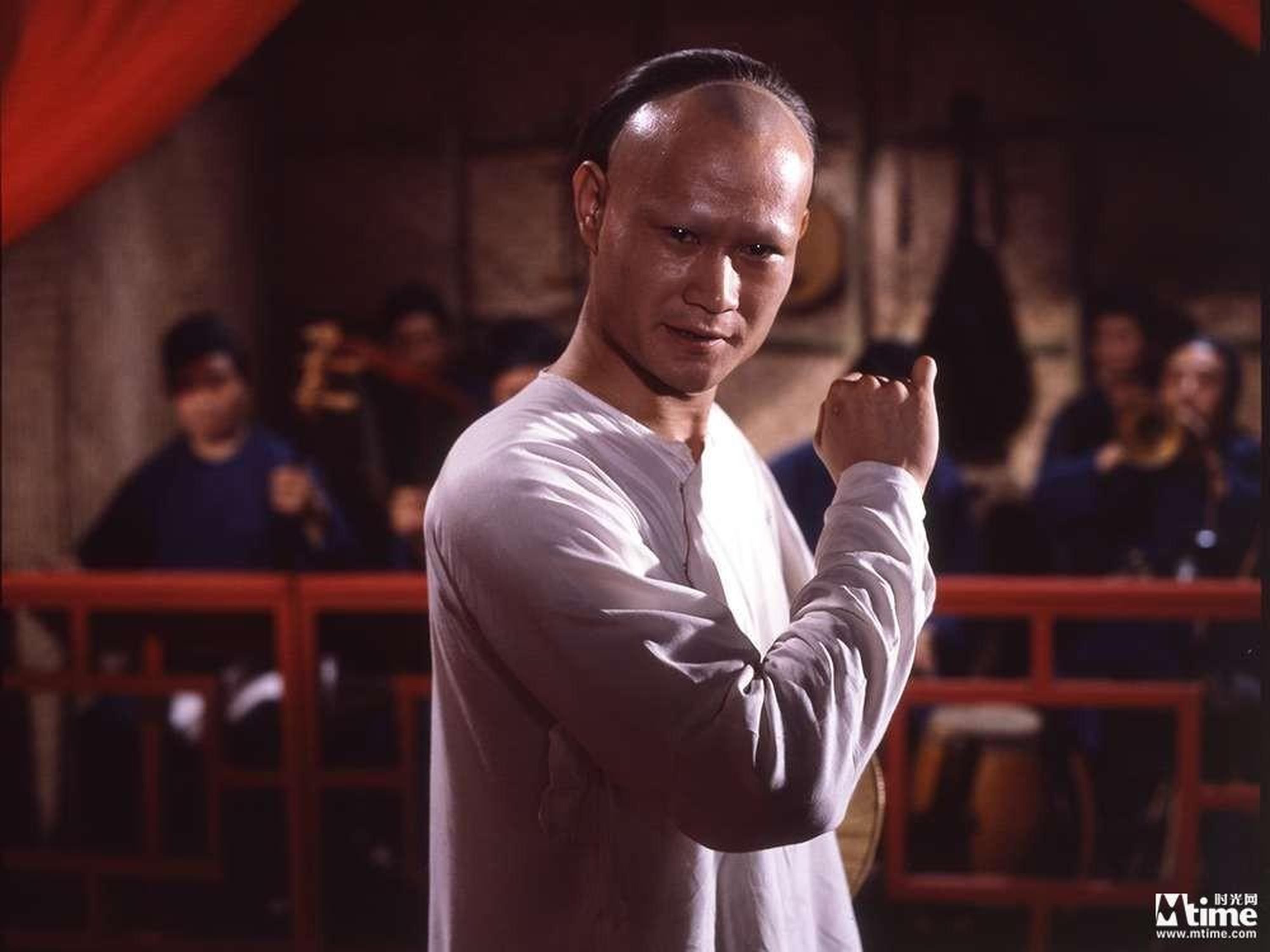 55.《败家仔》(1981)导演:洪金宝主演:元彪、林正英、陈勋奇不仅动作场面硬朗,人物刻画方面也塑造了两位男性自我意识的觉醒。