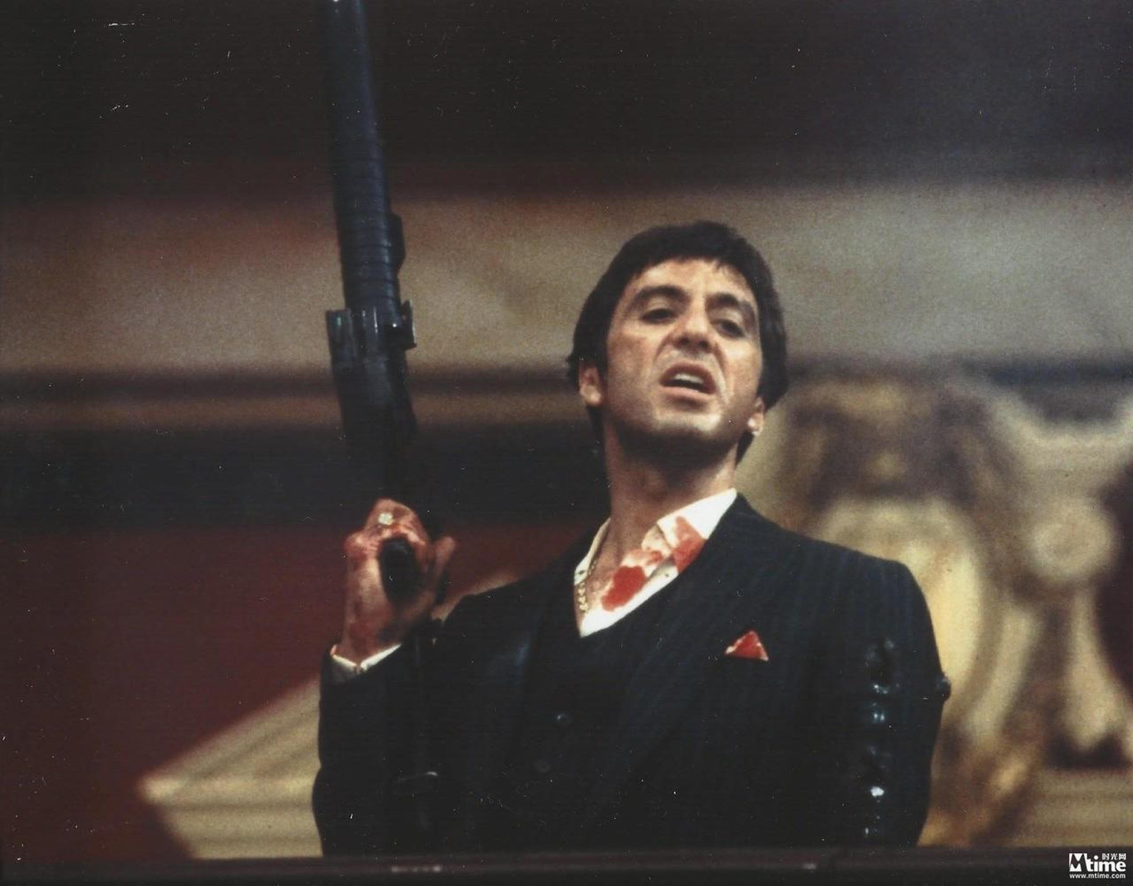 85.《疤面煞星》(1983)导演:布莱恩·德·帕尔马主演:阿尔·帕西诺翻拍自霍华德·霍克斯的影史经典《疤面人》,好莱坞黑帮电影代表作之一。