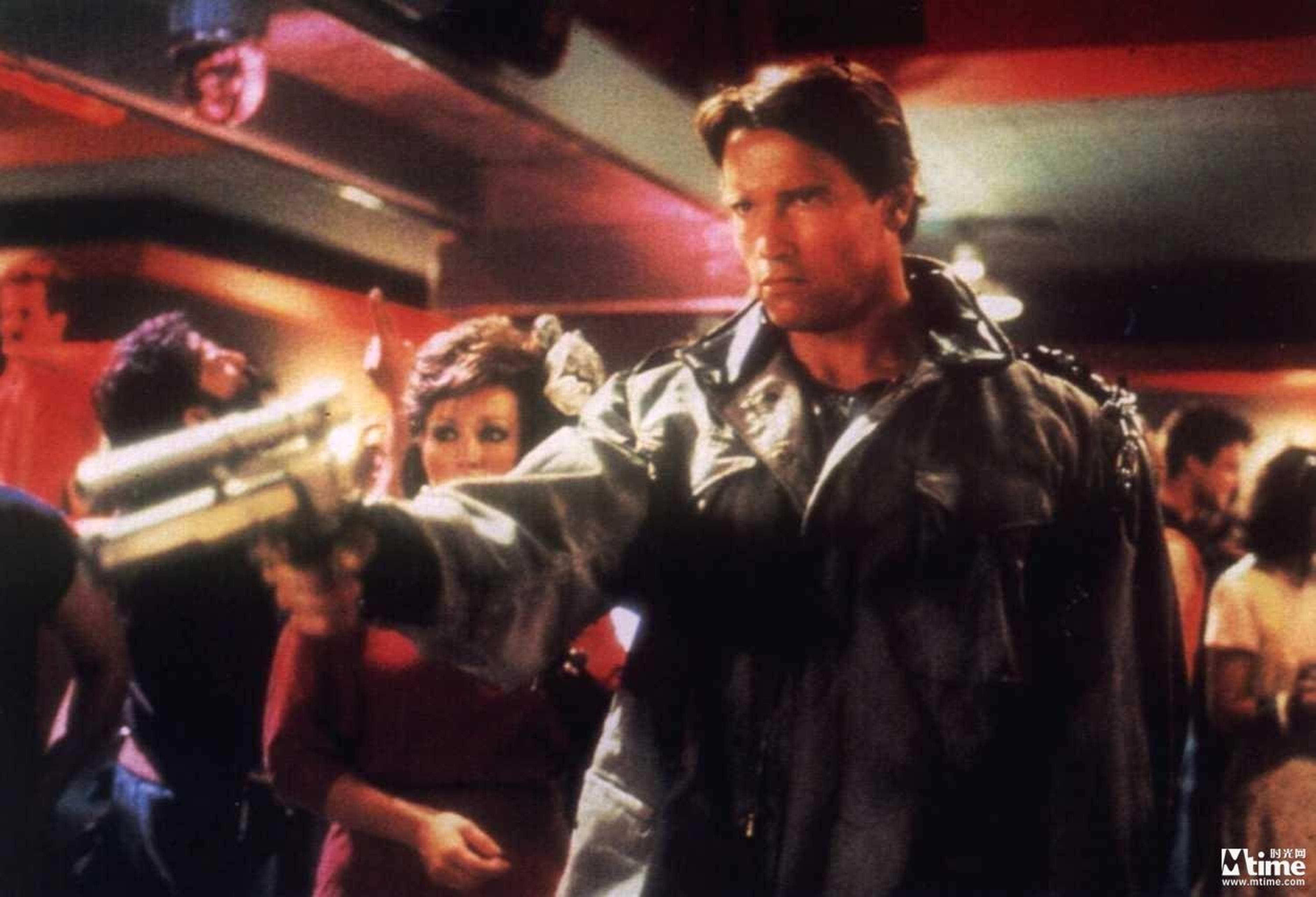 13.《终结者》(1984)导演:詹姆斯·卡梅隆主演:阿诺·施瓦辛格、琳达·汉密尔顿、迈克尔·比恩詹姆斯·卡梅隆将科幻、动作、惊悚元素融为一炉,施瓦辛格也塑造了极富个性的终结者形象,在80年代催生出了大批同类型影片。