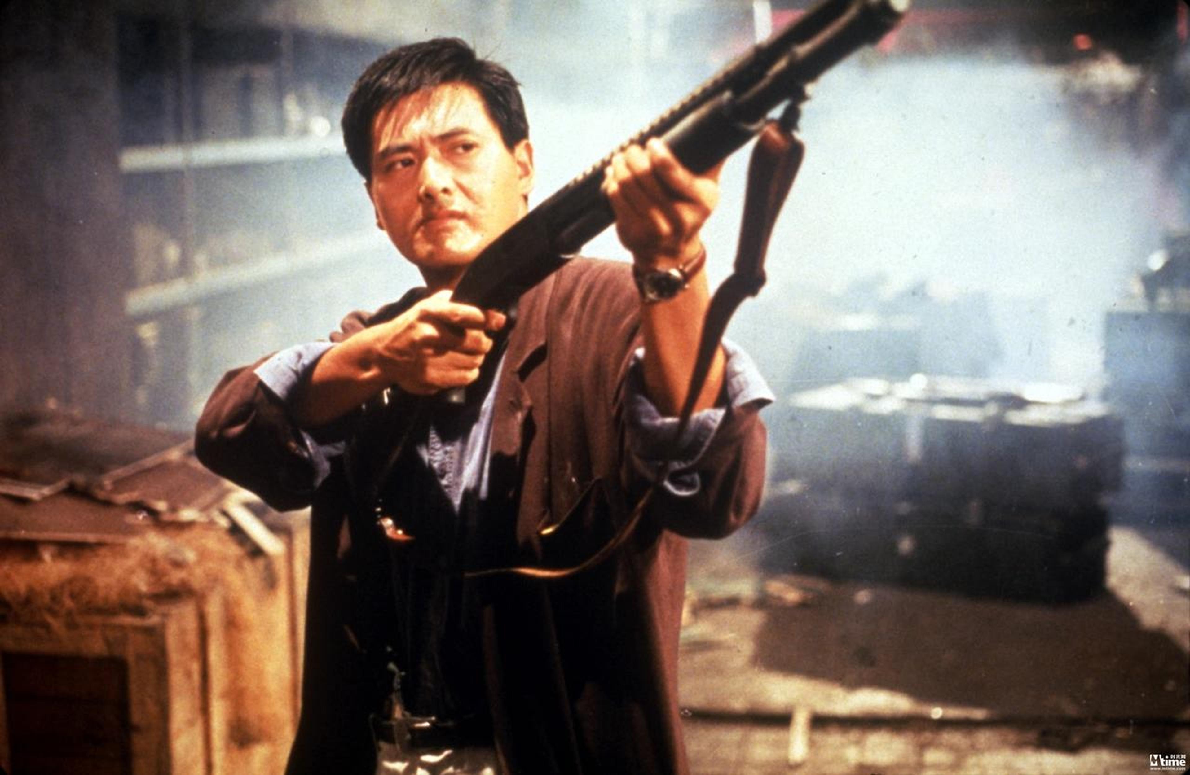 7.《辣手神探》(1992)导演:吴宇森主演:周润发、梁朝伟毫无节制的枪战戏,它的纯粹和过火,是香港电影最癫狂的一面。