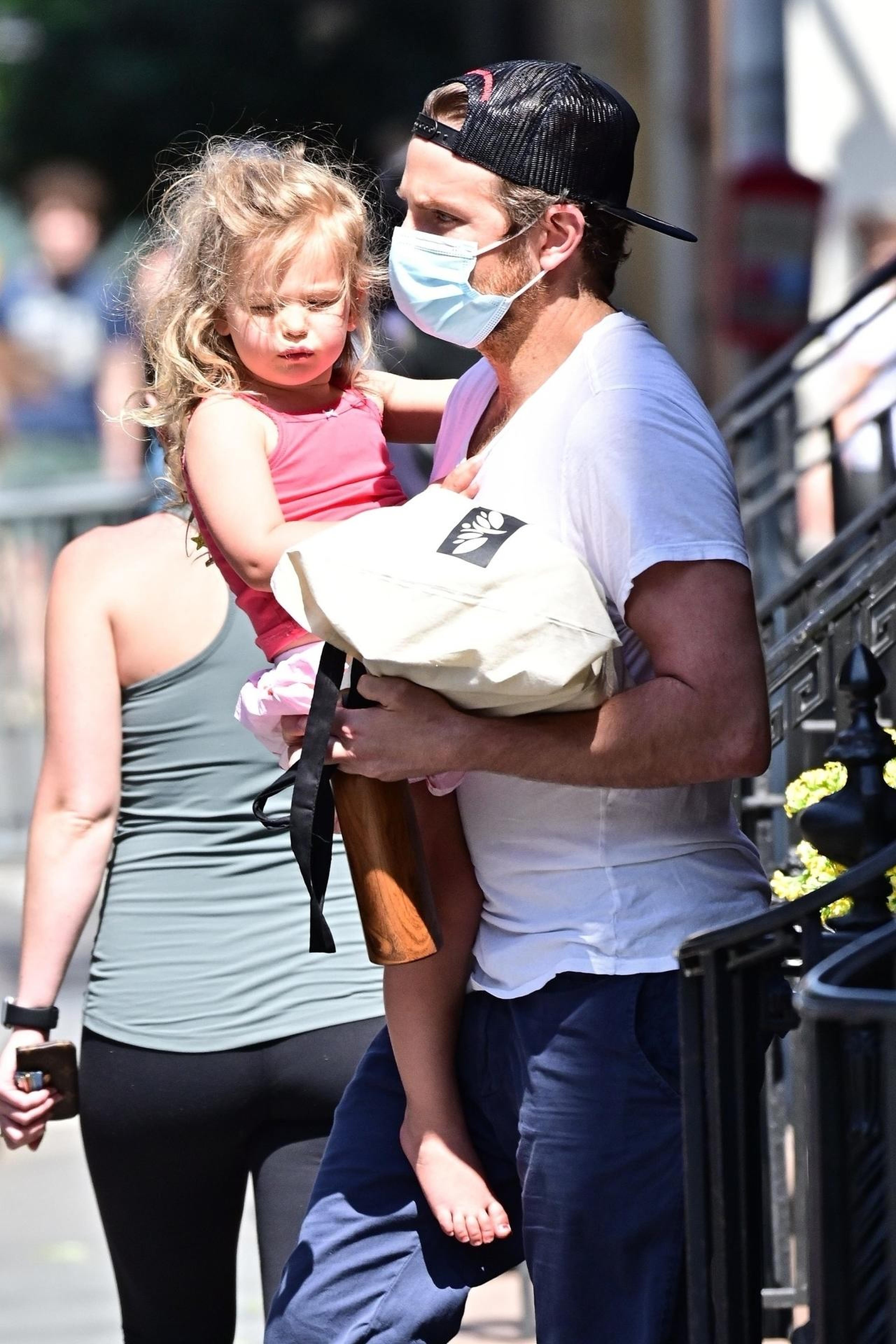 布莱德利·库珀在纽约抱女儿逛街觅食，宠溺十足